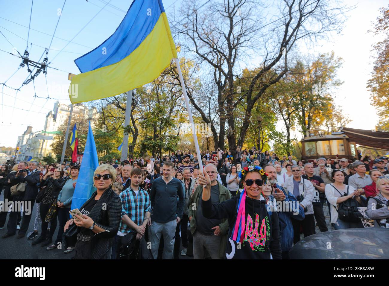 Menschen nehmen an einer Kundgebung in Kiew, Ukraine, am 14. Oktober 2019 Teil. Mehrere tausend Ukrainer nehmen am 14. Oktober, dem Tag des Verteidigers in der Ukraine, am Marsch gegen Kapitulation und Kapitulation staatlicher Interessen Teil. (Foto von Sergii Chartschenko/NurPhoto) Stockfoto