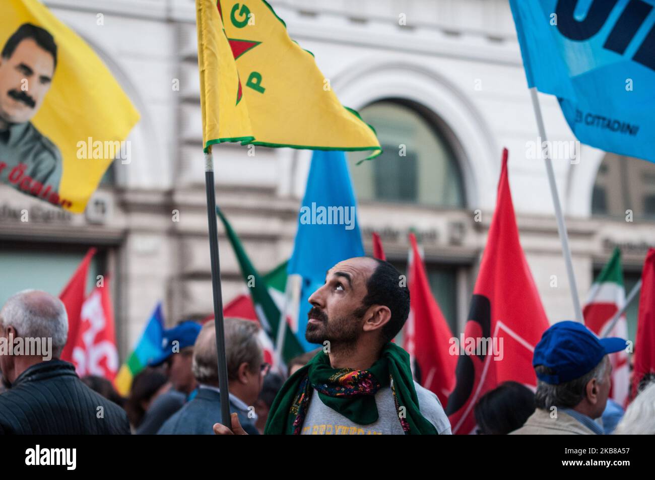 Demonstration der Gewerkschaften Cgil Cisl und Uil in Rom auf der Piazza Sant'Apostoli, um "ihre tiefe Besorgnis über die Bombardierung der kurdischen Bevölkerung in Nordsyrien und den Eintritt türkischer Truppen in Syrien gegen das kurdische Volk am 14. Oktober 2019 in Rom, Italien, zum Ausdruck zu bringen. (Foto von Andrea Ronchini/NurPhoto) Stockfoto