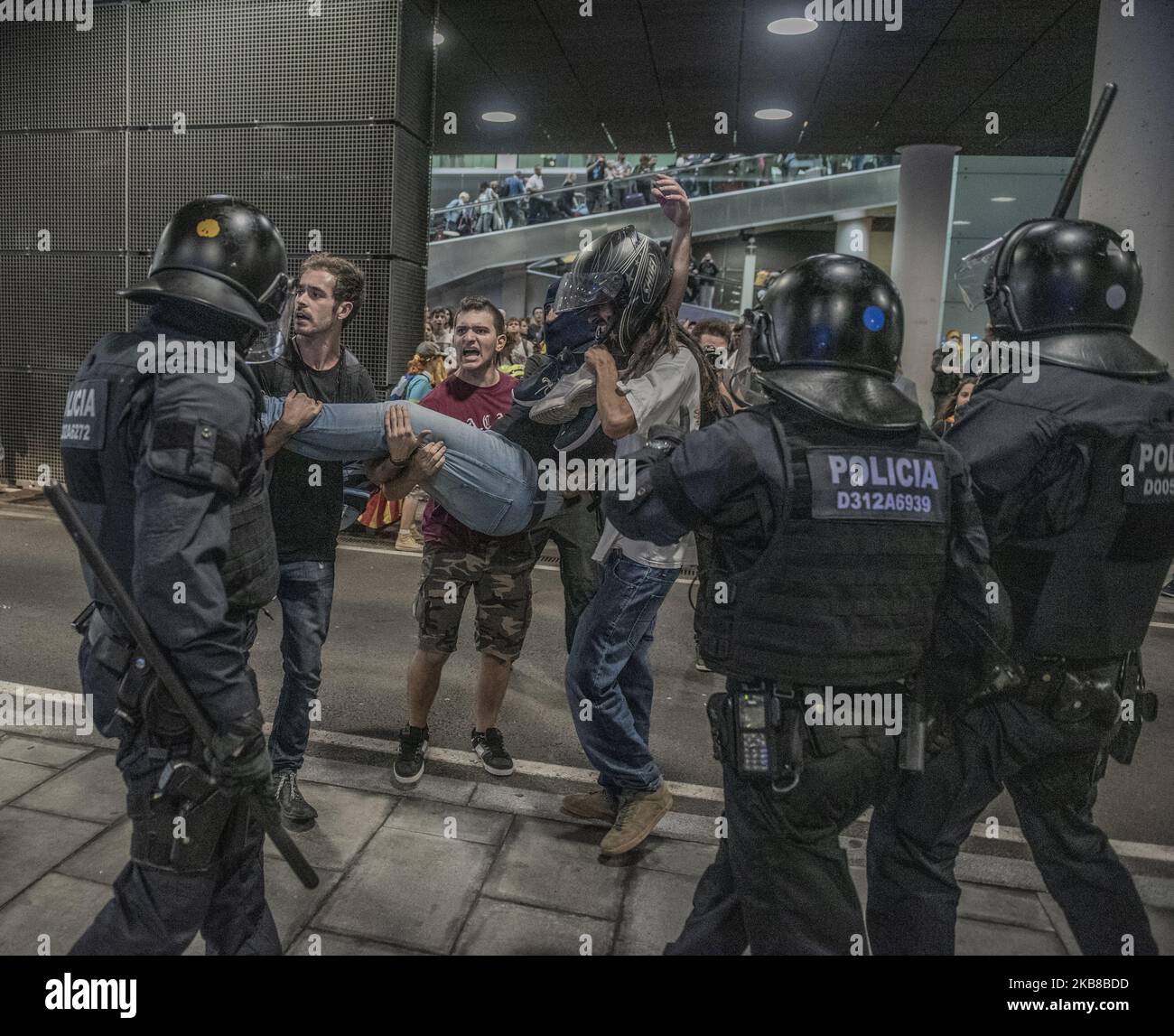 Am Montag, den 14. Oktober 2019, brachen in Katalonien spontane Proteste aus, die die Freilassung der katalanischen Politiker forderten, nachdem sie von einem spanischen Gericht zu harten Strafen verurteilt worden waren. Tausende wütender Demonstranten marschierten auf dem Flughafen El Prat in Barcelona, Wo hässliche Zusammenstöße mit der Polizei ausbrachen.am Montag verurteilte der Oberste Gerichtshof Spaniens neun katalanische Staatschefs zu Haftstrafen von neun bis 13 Jahren wegen Aufruhrs und Missbrauch öffentlicher Gelder für ihre Rolle bei einem gescheiterten Unabhängigkeitsgebot von 2017. (Foto von Emili Puig/NurPhoto) Stockfoto