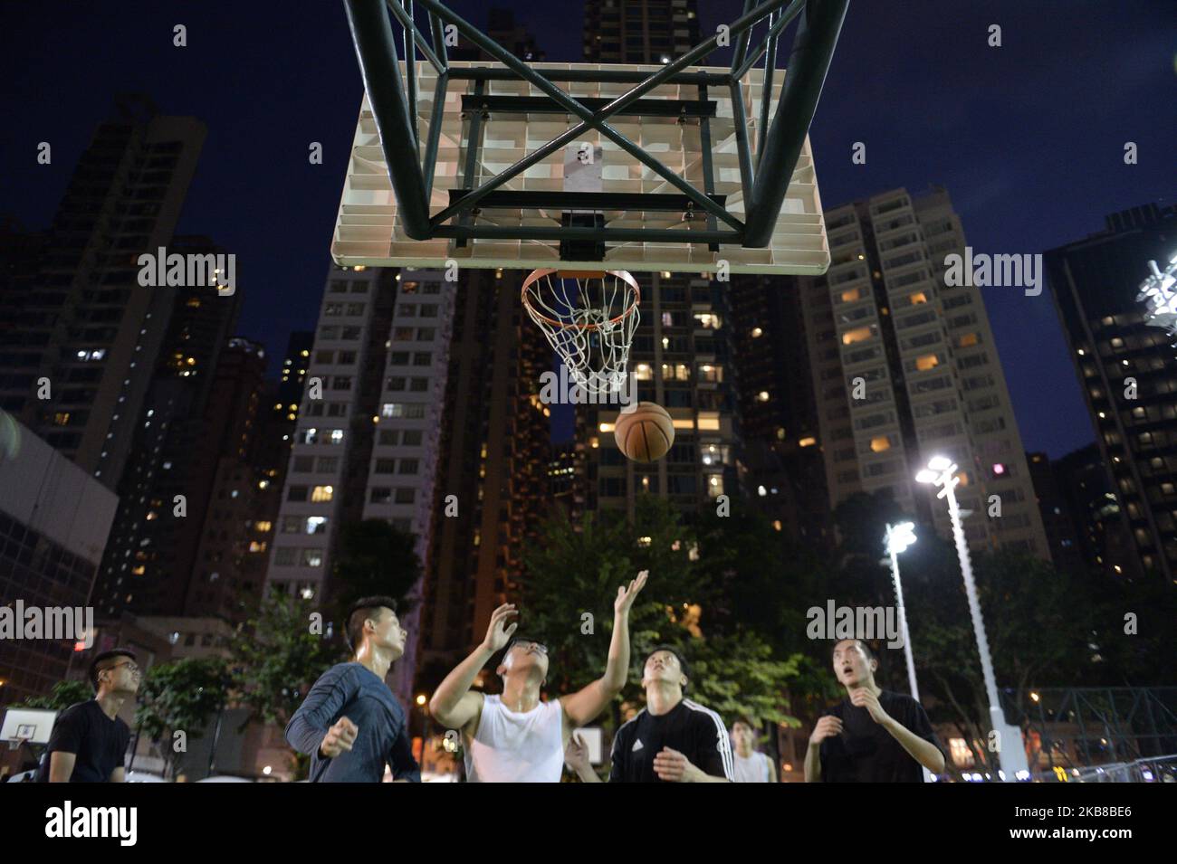 In Hongkong, China, werden Menschen beim Basketballspielen gesehen, 15. Oktober 2019. (Foto von Vernon Yuen/NurPhoto) Stockfoto