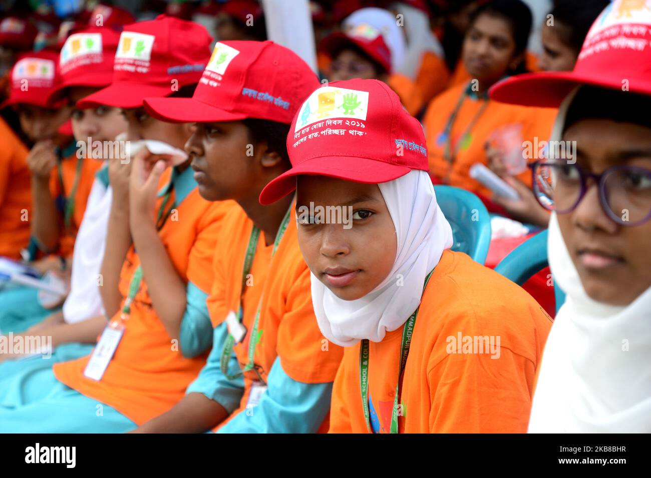 Schüler der Bangladesher Schule nehmen an der Feier zum Global Handwashing Day am 15. Oktober 2019 in Dhaka, Bangladesch, Teil. Das Department of Public Health Engineering und UNICEF Bangladesh organisierten gemeinsam eine Feier zum Global Handwashing Day in Dhaka. Der Global Handwashing Day ist ein jährlicher Sensibilisierungstag, der darauf abzielt, das Händewaschen mit Seife als lebensrettende Gewohnheit weltweit ins Rampenlicht zu rücken. (Foto von Mamunur Rashid/NurPhoto) Stockfoto