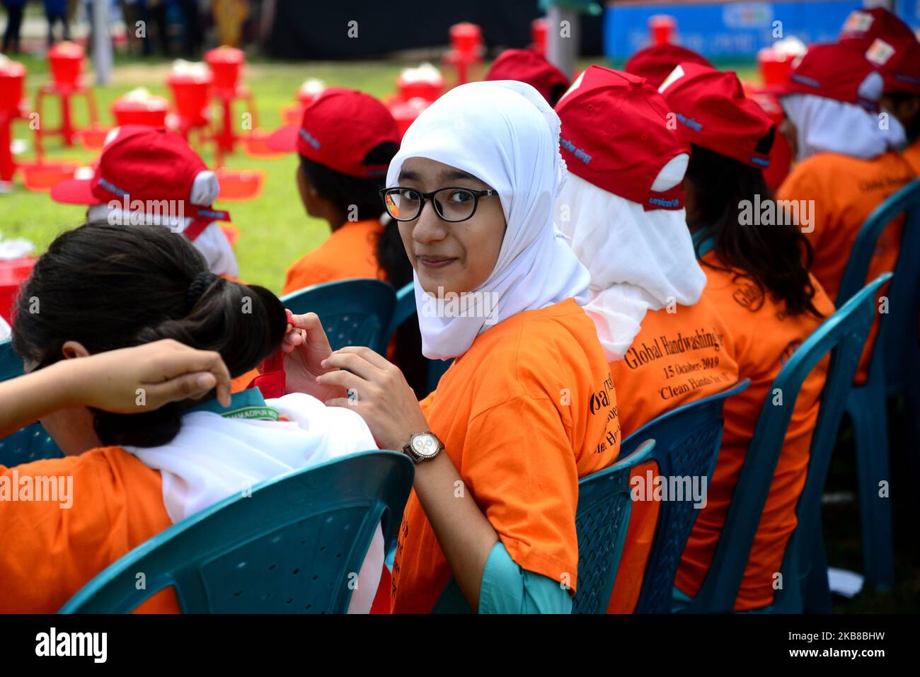 Schüler der Bangladesher Schule nehmen an der Feier zum Global Handwashing Day am 15. Oktober 2019 in Dhaka, Bangladesch, Teil. Das Department of Public Health Engineering und UNICEF Bangladesh organisierten gemeinsam eine Feier zum Global Handwashing Day in Dhaka. Der Global Handwashing Day ist ein jährlicher Sensibilisierungstag, der darauf abzielt, das Händewaschen mit Seife als lebensrettende Gewohnheit weltweit ins Rampenlicht zu rücken. (Foto von Mamunur Rashid/NurPhoto) Stockfoto