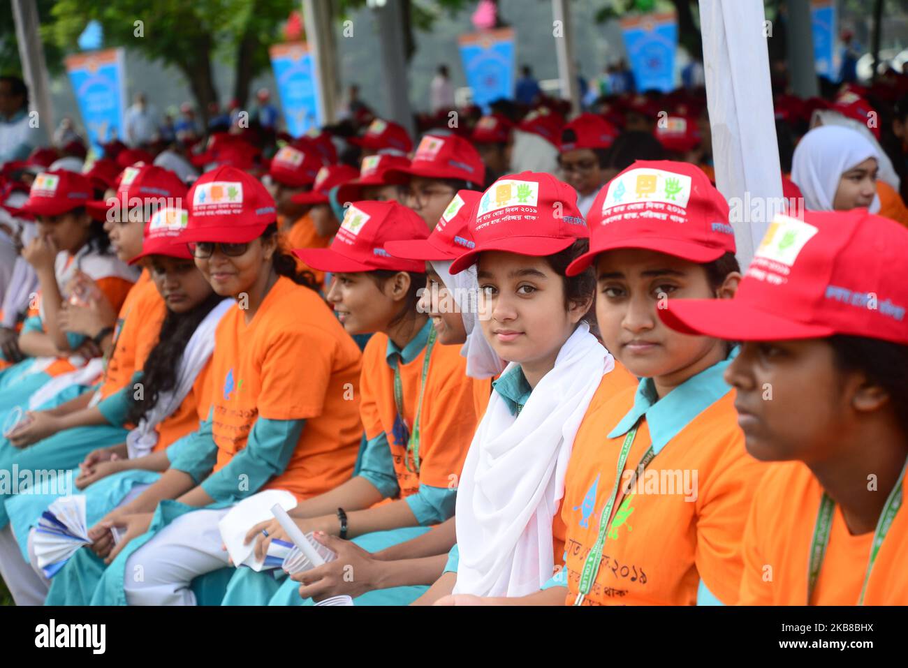 Schüler der Bangladesher Schule nehmen an der Feier zum Global Handwashing Day am 15. Oktober 2019 in Dhaka, Bangladesch, Teil. Das Department of Public Health Engineering und UNICEF Bangladesh organisierten gemeinsam eine Feier zum Global Handwashing Day in Dhaka. Der Global Handwashing Day ist ein jährlicher Sensibilisierungstag, der darauf abzielt, das Händewaschen mit Seife als lebensrettende Gewohnheit weltweit ins Rampenlicht zu rücken. (Foto von Mamunur Rashid/NurPhoto) Stockfoto
