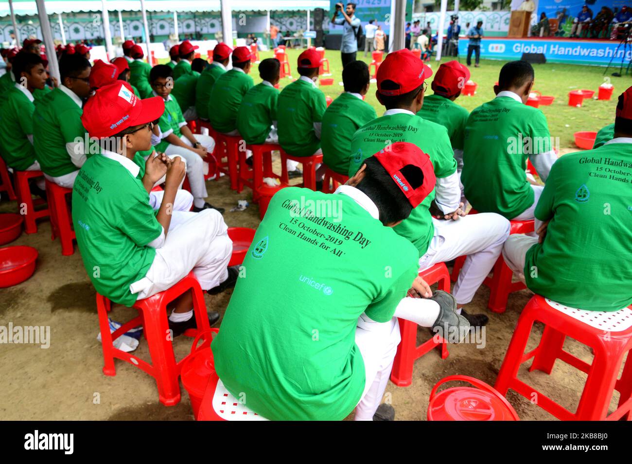 Schüler der Bangladesher Schule nehmen an der Feier zum Global Handwashing Day am 15. Oktober 2019 in Dhaka, Bangladesch, Teil. Das Department of Public Health Engineering und UNICEF Bangladesh organisierten gemeinsam eine Feier zum Global Handwashing Day in Dhaka. Der Global Handwashing Day ist ein jährlicher Sensibilisierungstag, der darauf abzielt, das Händewaschen mit Seife als lebensrettende Gewohnheit weltweit ins Rampenlicht zu rücken. (Foto von Mamunur Rashid/NurPhoto) Stockfoto