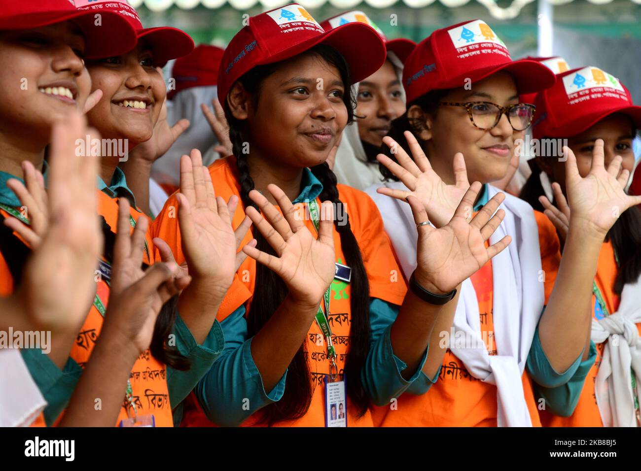 Schüler der Bangladesher Schule zeigen ihre Hände nach dem Händewaschen während der Feierlichkeiten zum Global Handwashing Day am 15. Oktober 2019 in Dhaka, Bangladesch. Das Department of Public Health Engineering und UNICEF Bangladesh organisierten gemeinsam eine Feier zum Global Handwashing Day in Dhaka. Der Global Handwashing Day ist ein jährlicher Sensibilisierungstag, der darauf abzielt, das Händewaschen mit Seife als lebensrettende Gewohnheit weltweit ins Rampenlicht zu rücken. (Foto von Mamunur Rashid/NurPhoto) Stockfoto