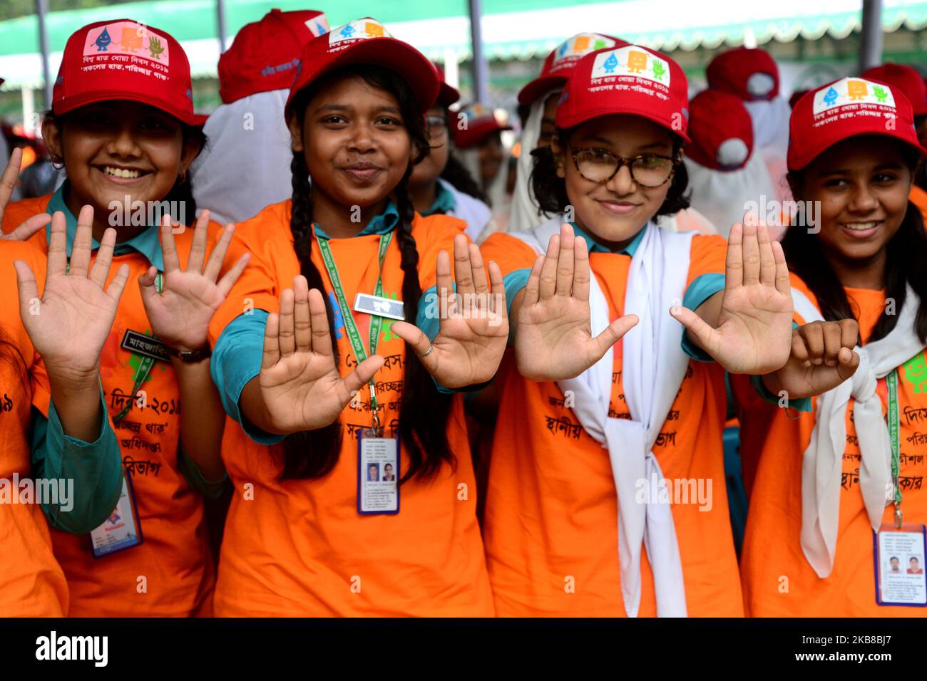 Schüler der Bangladesher Schule zeigen ihre Hände nach dem Händewaschen während der Feierlichkeiten zum Global Handwashing Day am 15. Oktober 2019 in Dhaka, Bangladesch. Das Department of Public Health Engineering und UNICEF Bangladesh organisierten gemeinsam eine Feier zum Global Handwashing Day in Dhaka. Der Global Handwashing Day ist ein jährlicher Sensibilisierungstag, der darauf abzielt, das Händewaschen mit Seife als lebensrettende Gewohnheit weltweit ins Rampenlicht zu rücken. (Foto von Mamunur Rashid/NurPhoto) Stockfoto