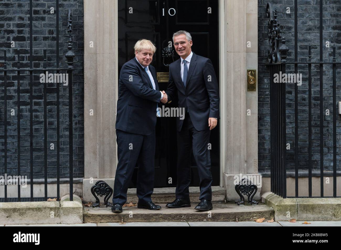 Der britische Premierminister Boris Johnson (L) trifft sich am 15. Oktober 2019 in London, England, mit dem Generalsekretär der NATO, Jens Stoltenberg (R), der North Atlantic Treaty Organization (NATO), zu Gesprächen in der Downing Street 10. (Foto von Wiktor Szymanowicz/NurPhoto) Stockfoto