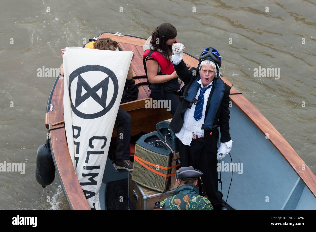 Aktivisten von Extinction Rebellion führen einen Stunt durch, der ‘Boris Johnson’ zeigt, der am 15. Oktober 2019 in London, England, auf einem Piratenschiff auf der Themse vor dem Parlamentsgebäude gefangen genommen wurde. Der Stunt soll das Bewusstsein für politische Untätigkeit im Kampf gegen den Klimawandel schärfen und kommt einen Tag, nachdem die Polizei ein Londoner Verbot von Extinction Rebellion Protesten gemäß Abschnitt 14 des Public Order Act verhängt hat. (Foto von Wiktor Szymanowicz/NurPhoto) Stockfoto