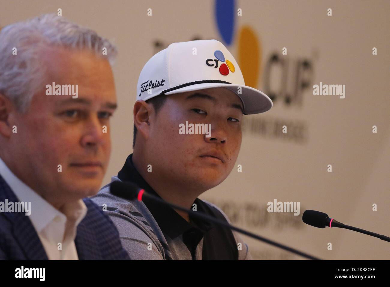 SungJae im aus Südkorea und Ty Votaw vom Executive Vice President von PGA Tour nahmen am 16. Oktober 2019 an der Verleihung der Arnold Parmer Awards mit einem offiziellen Interview im Medienzentrum des Nine Bridge Golf Club in Jeju, Südkorea, Teil. Der CJ Cup Nine Bridges findet jedes Jahr im Oktober im Rahmen des jährlichen PGA Tour Match statt. (Foto von Seung-il Ryu/NurPhoto) Stockfoto