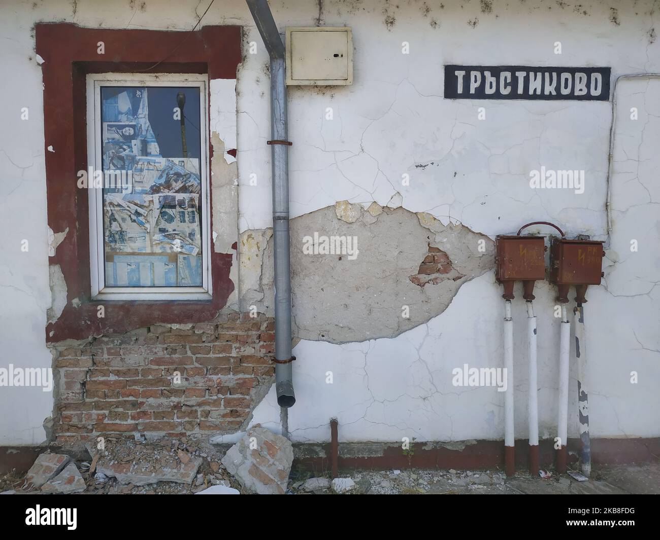 Dieses Bild zeigt einen Teil der Hunderte verlassene Bahnhöfe in Bulgarien. In den letzten Jahren wurden Hunderte von kleinen Städten Bulgariens vom Schienennetz nicht verbunden, da die nationalen Eisenbahnunternehmen keine Mittel zur Verfügung hatten. Jetzt werden diese Hunderte von Bahnhöfen von Zigeunern und Kriminellen ausgeplündert, und so wird diese einzigartige Infrastruktur zerstört und auch der öffentliche Zugang zu Eisenbahndiensten. Foto von: Petar Petrov /Impact Press Group/NurPhoto Stockfoto