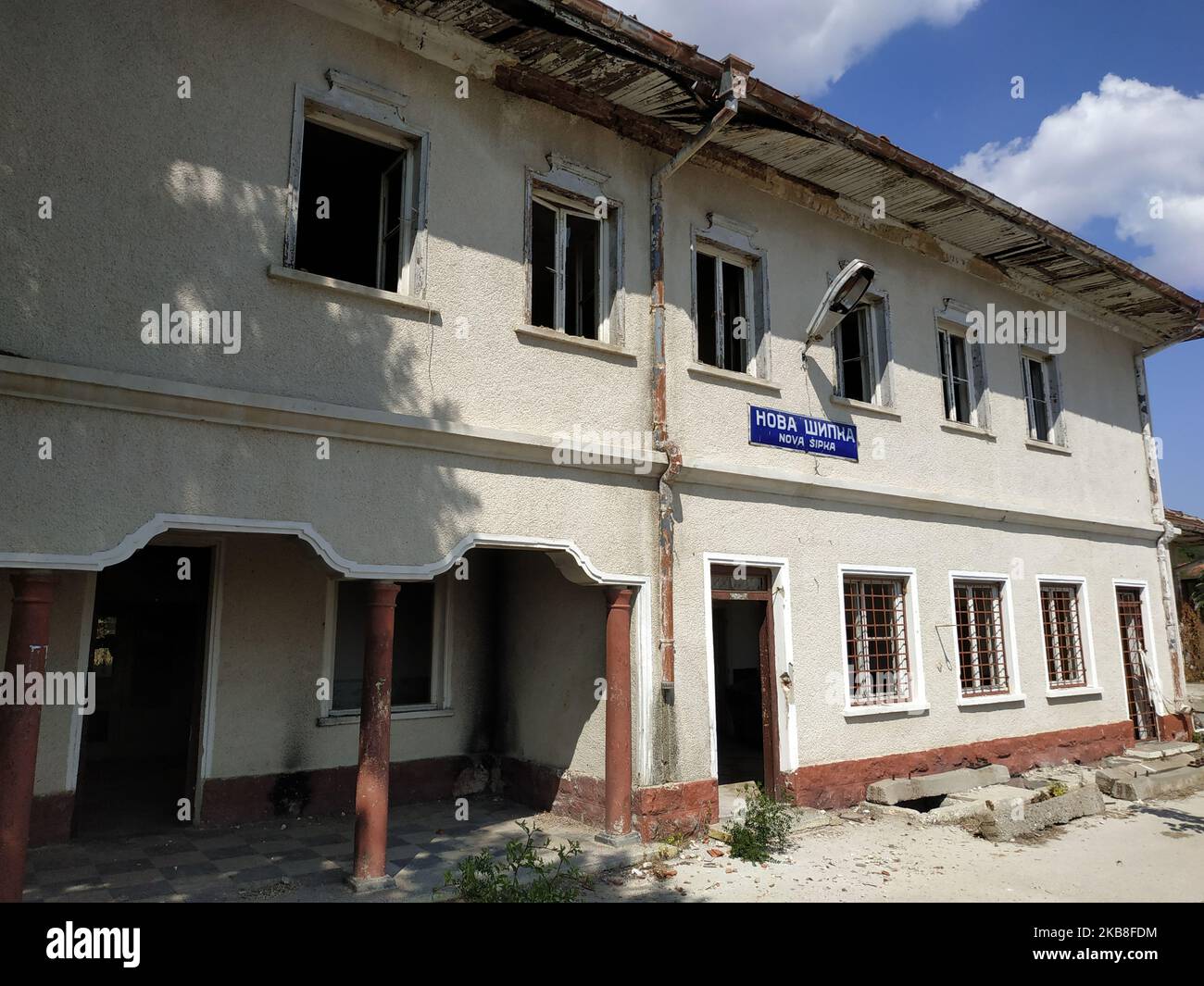 Dieses Bild zeigt einen Teil der Hunderte verlassene Bahnhöfe in Bulgarien. In den letzten Jahren wurden Hunderte von kleinen Städten Bulgariens vom Schienennetz nicht verbunden, da die nationalen Eisenbahnunternehmen keine Mittel zur Verfügung hatten. Jetzt werden diese Hunderte von Bahnhöfen von Zigeunern und Kriminellen ausgeplündert, und so wird diese einzigartige Infrastruktur zerstört und auch der öffentliche Zugang zu Eisenbahndiensten. Foto von: Petar Petrov /Impact Press Group/NurPhoto Stockfoto