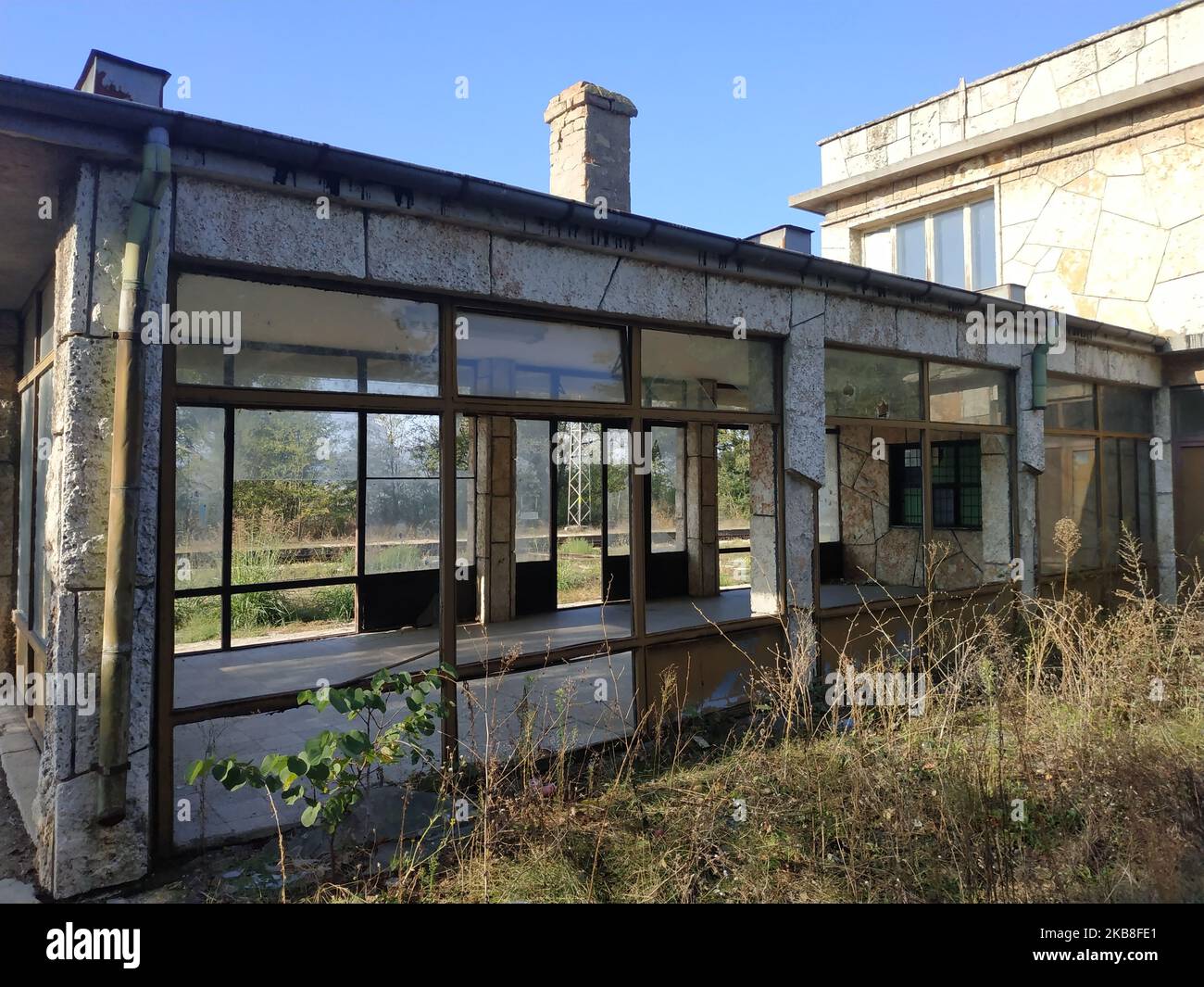 Dieses Bild zeigt einen Teil der Hunderte verlassene Bahnhöfe in Bulgarien. In den letzten Jahren wurden Hunderte von kleinen Städten Bulgariens vom Schienennetz nicht verbunden, da die nationalen Eisenbahnunternehmen keine Mittel zur Verfügung hatten. Jetzt werden diese Hunderte von Bahnhöfen von Zigeunern und Kriminellen ausgeplündert, und so wird diese einzigartige Infrastruktur zerstört und auch der öffentliche Zugang zu Eisenbahndiensten. Foto von: Petar Petrov /Impact Press Group/NurPhoto Stockfoto