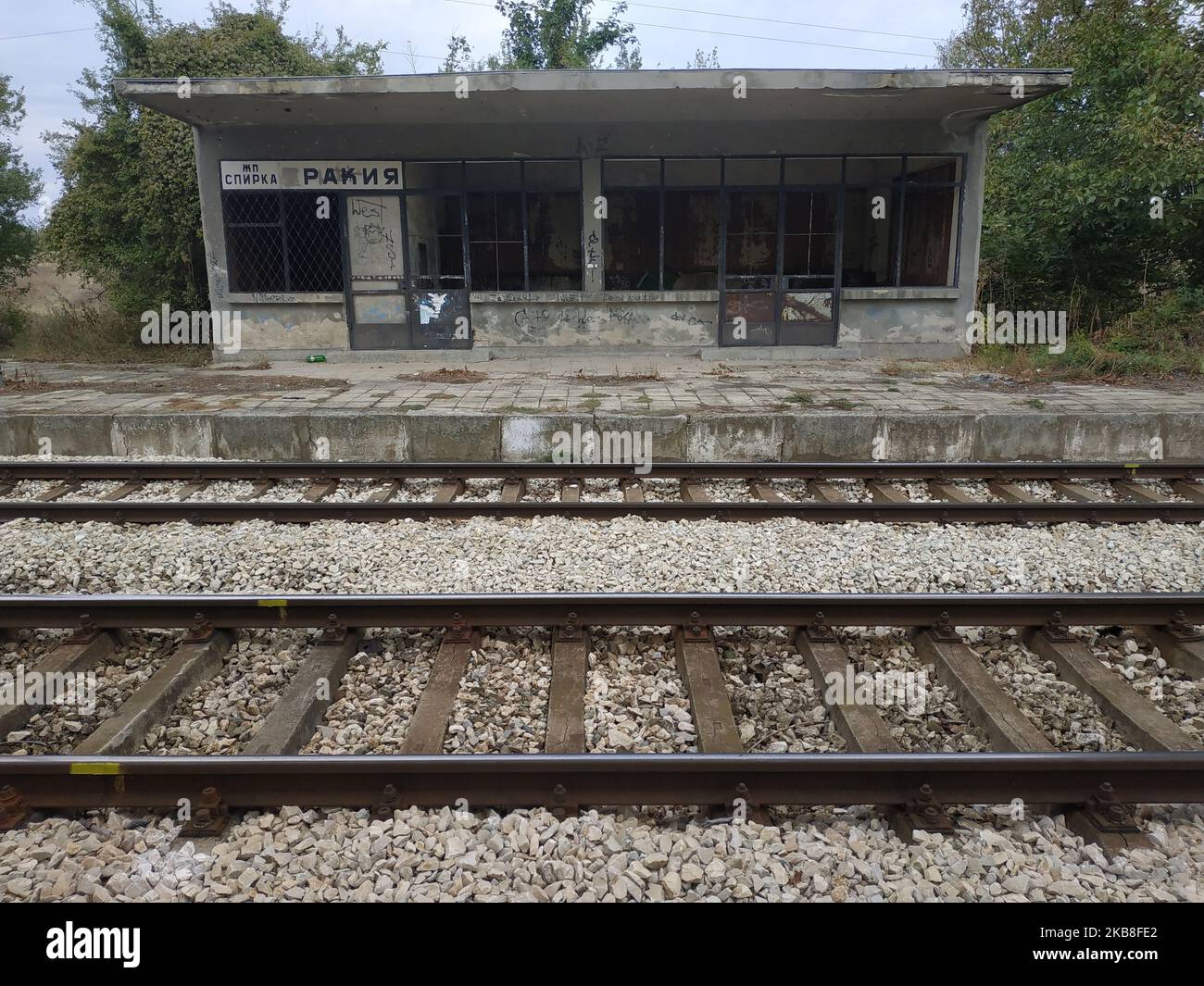 Dieses Bild zeigt einen Teil der Hunderte verlassene Bahnhöfe in Bulgarien. In den letzten Jahren wurden Hunderte von kleinen Städten Bulgariens vom Schienennetz nicht verbunden, da die nationalen Eisenbahnunternehmen keine Mittel zur Verfügung hatten. Jetzt werden diese Hunderte von Bahnhöfen von Zigeunern und Kriminellen ausgeplündert, und so wird diese einzigartige Infrastruktur zerstört und auch der öffentliche Zugang zu Eisenbahndiensten. Foto von: Petar Petrov /Impact Press Group/NurPhoto Stockfoto