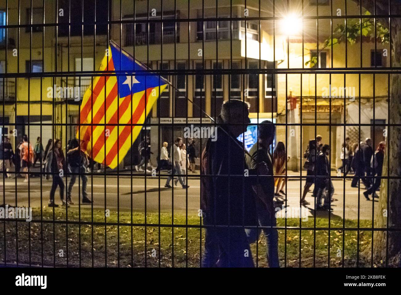 Unruhen in Girona, Spanien, am 16. Oktober 2019 - dritte Streiktage in Katalonien nach dem Urteil der katalanischen Politiker. Diese Unruhen fanden heute Abend und in dieser Nacht in Girona statt, einer der Städte, die mehr unabhängigen Einfluss in ganz Katalonien haben. (Foto von Adria Salido Zarco/NurPhoto) Stockfoto