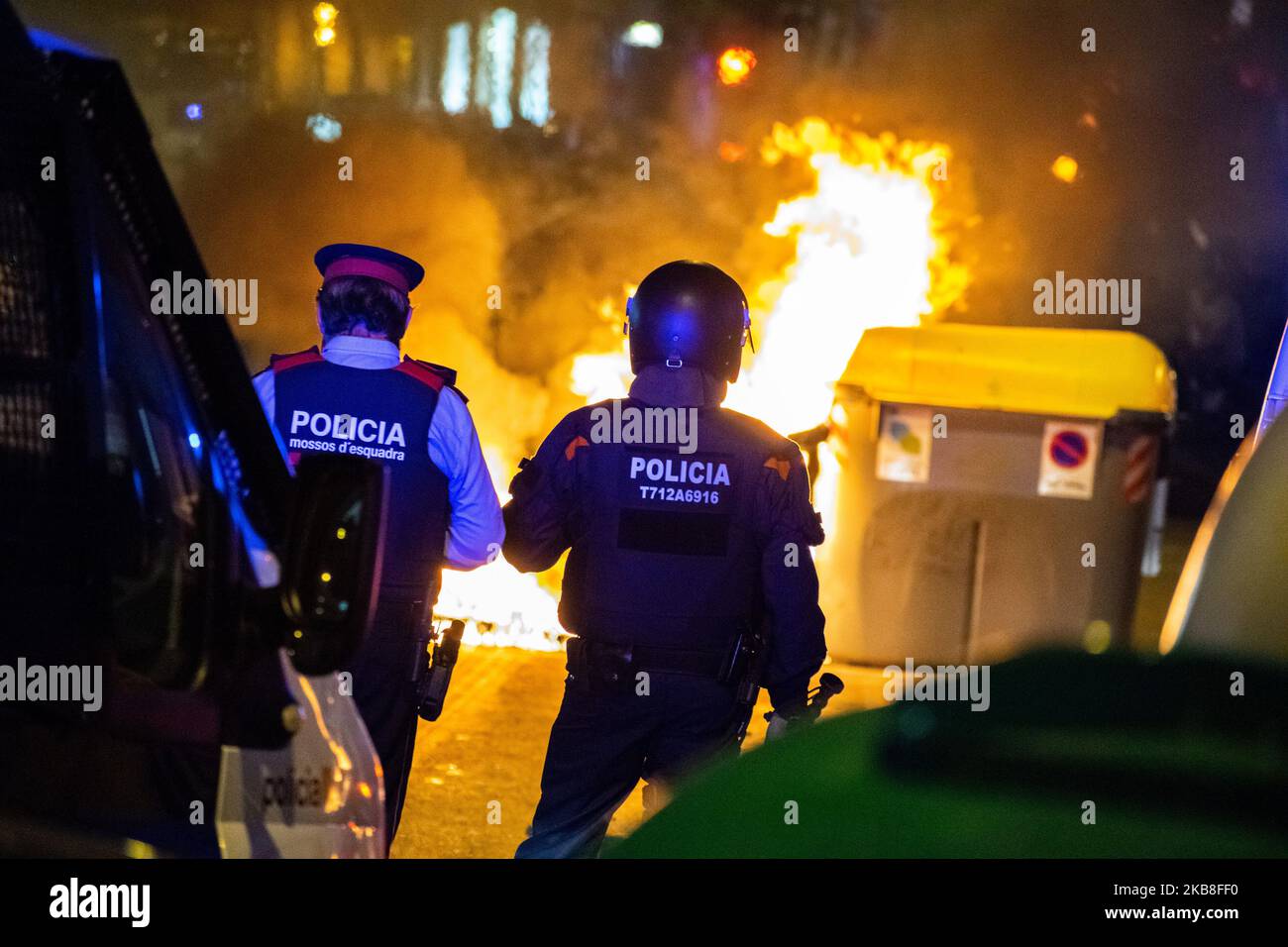 Unruhen in Girona, Spanien, am 16. Oktober 2019 - dritte Streiktage in Katalonien nach dem Urteil der katalanischen Politiker. Diese Unruhen fanden heute Abend und in dieser Nacht in Girona statt, einer der Städte, die mehr unabhängigen Einfluss in ganz Katalonien haben. (Foto von Adria Salido Zarco/NurPhoto) Stockfoto