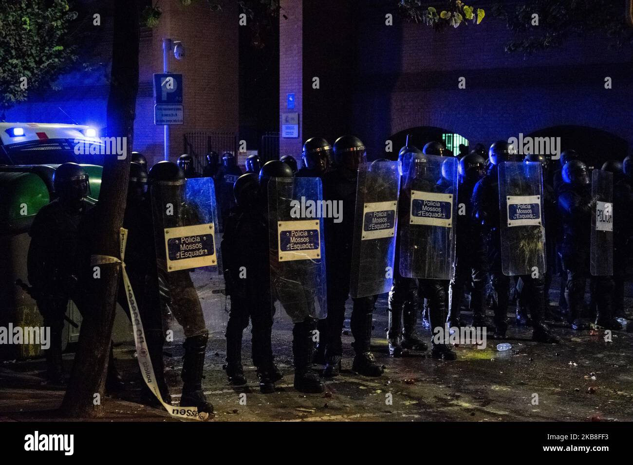 Unruhen in Girona, Spanien, am 16. Oktober 2019 - dritte Streiktage in Katalonien nach dem Urteil der katalanischen Politiker. Diese Unruhen fanden heute Abend und in dieser Nacht in Girona statt, einer der Städte, die mehr unabhängigen Einfluss in ganz Katalonien haben. (Foto von Adria Salido Zarco/NurPhoto) Stockfoto