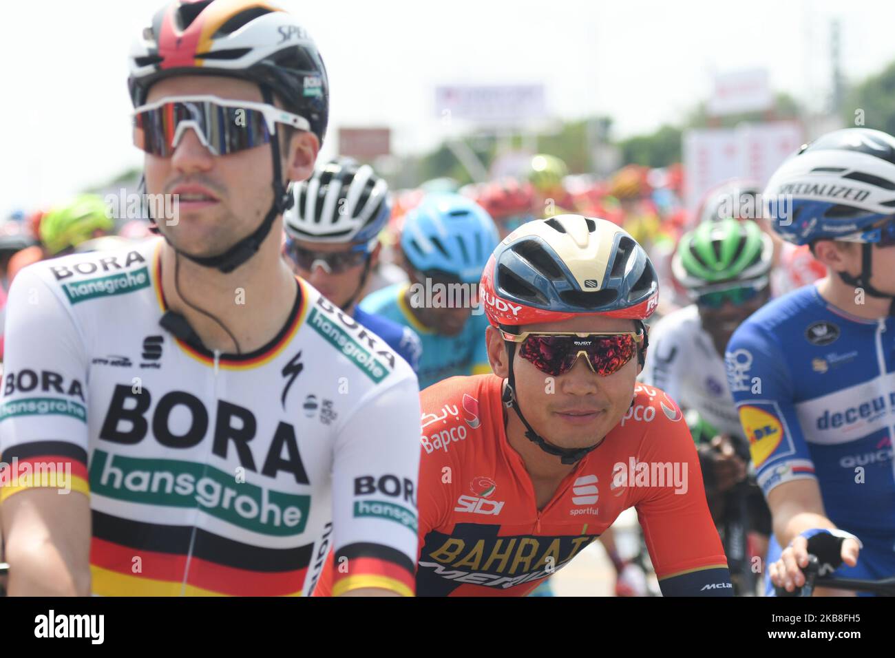 (L-R) Maximilian Schachmann aus Deutschland und Bora-Hansgrohe Team und Meiyin Wang aus China und Bahrain Merida Team zu Beginn der Eröffnungsphase, 135,6km Beihai Stage, der 3. Ausgabe der Cycling Tour de Guangxi 2019, zu sehen. Am Donnerstag, den 17. Oktober 2019, China. (Foto von Artur Widak/NurPhoto) Stockfoto