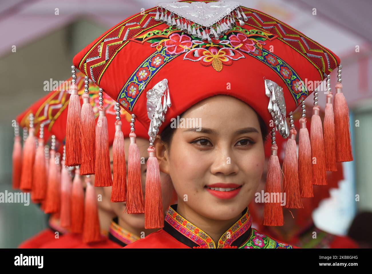 Ein Mädchen auf dem Podium, das ein traditionelles Volkstracht in der Region Guangxi trägt, das im Startbereich kurz vor dem Start der Eröffnungsphase, der 135,6km Beihai Stage, der 3. Cycling Tour de Guangxi 2019, zu sehen ist. Am Donnerstag, den 17. Oktober 2019, China. (Foto von Artur Widak/NurPhoto) Stockfoto