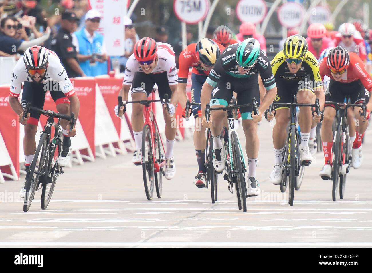 Fernando Gaviria aus Kolumbien (links) und das Team Emirates der Vereinigten Arabischen Emirate, herausgefordert von Pascal Ackermann (Mitte), gewinnt die Eröffnungsphase der Radtour 3. de Guangxi 2019 in Beihai 135,6km. Am Donnerstag, den 17. Oktober 2019, China. (Foto von Artur Widak/NurPhoto) Stockfoto