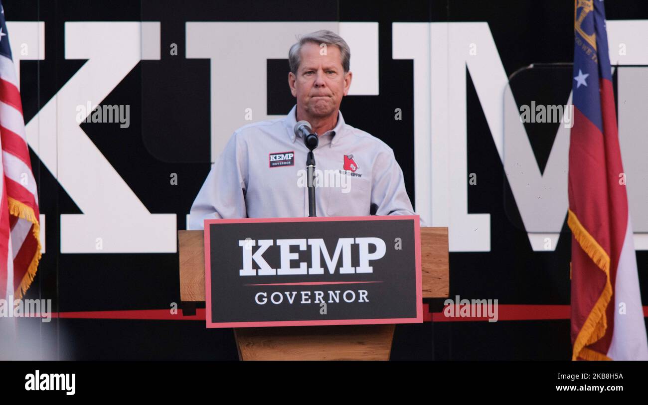 Atlanta, Georgia, USA. 3.. November 2022. Der republikanische Gouverneur von Georgia, Brian Kemp, spricht bei einer Kundgebung in Atlanta, nur wenige Tage vor der Entscheidung über die Zwischenwahlen, an die Menge. (Bild: © John Arthur Brown/ZUMA Press Wire) Stockfoto