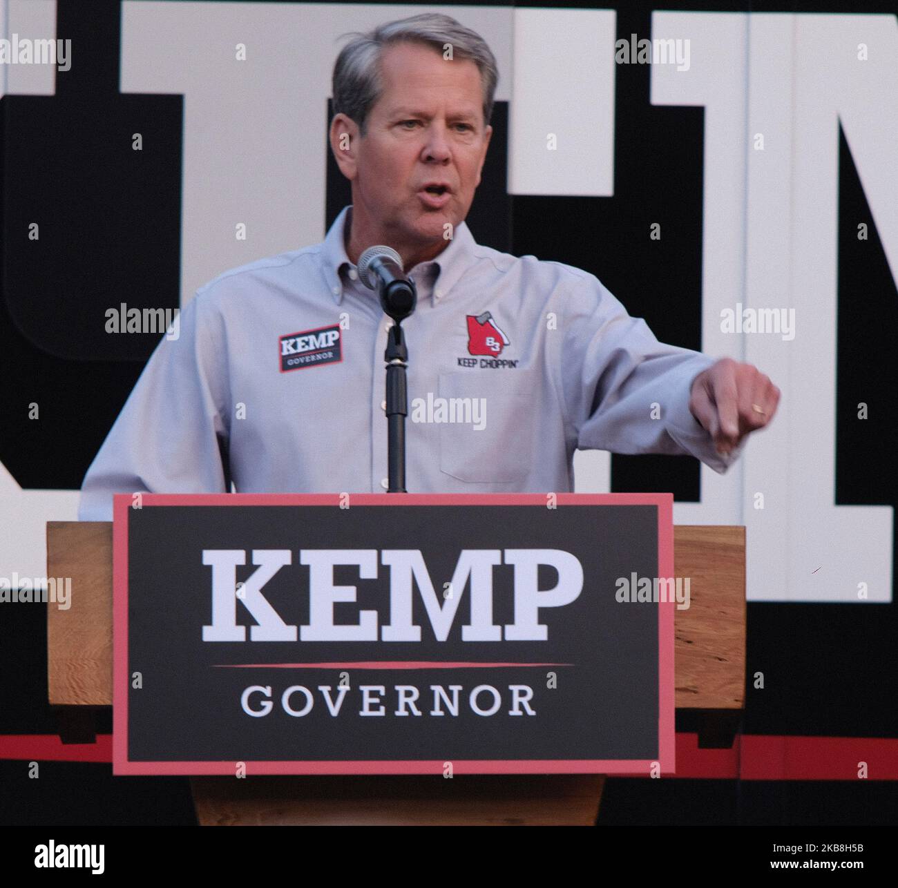 Atlanta, Georgia, USA. 3.. November 2022. Der republikanische Gouverneur von Georgia, Brian Kemp, spricht bei einer Kundgebung in Atlanta, nur wenige Tage vor der Entscheidung über die Zwischenwahlen, an die Menge. (Bild: © John Arthur Brown/ZUMA Press Wire) Stockfoto