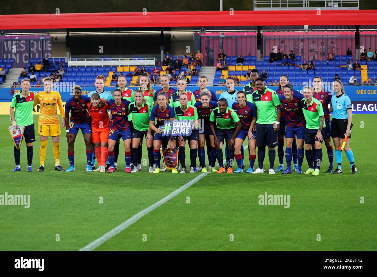 FC Barcelona und ZFK Minsk Teams während des Spiels zwischen FC Barcelona und ZFK Minsk, entsprechend der ersten Etappe der Runde von 16 der UEFA Womens Champions League, am 17.. Oktober 2019, in Barcelona, Spanien. (Foto von Joan Valls/Urbanandsport/NurPhoto) Stockfoto