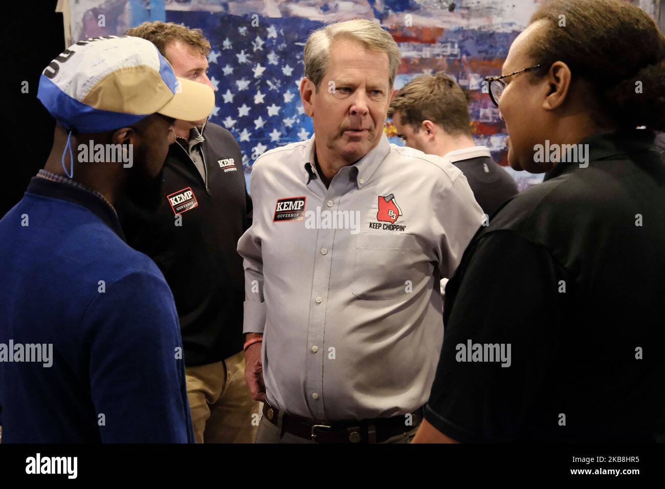 Atlanta, Georgia, USA. 3.. November 2022. Der Gouverneur von Georgia, Brian Kemp, spricht bei einer Kundgebung in Atlanta mit zwei Anhängern. Die Kundgebung fand nur wenige Tage vor der Entscheidung über die Zwischenwahlen in Georgien statt. (Bild: © John Arthur Brown/ZUMA Press Wire) Stockfoto