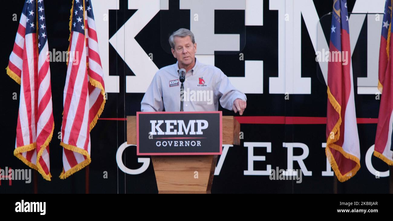 Atlanta, Georgia, USA. 3.. November 2022. Der republikanische Gouverneur von Georgia, Brian Kemp, spricht bei einer Kundgebung in Atlanta, nur wenige Tage vor der Entscheidung über die Zwischenwahlen, an die Menge. (Bild: © John Arthur Brown/ZUMA Press Wire) Stockfoto