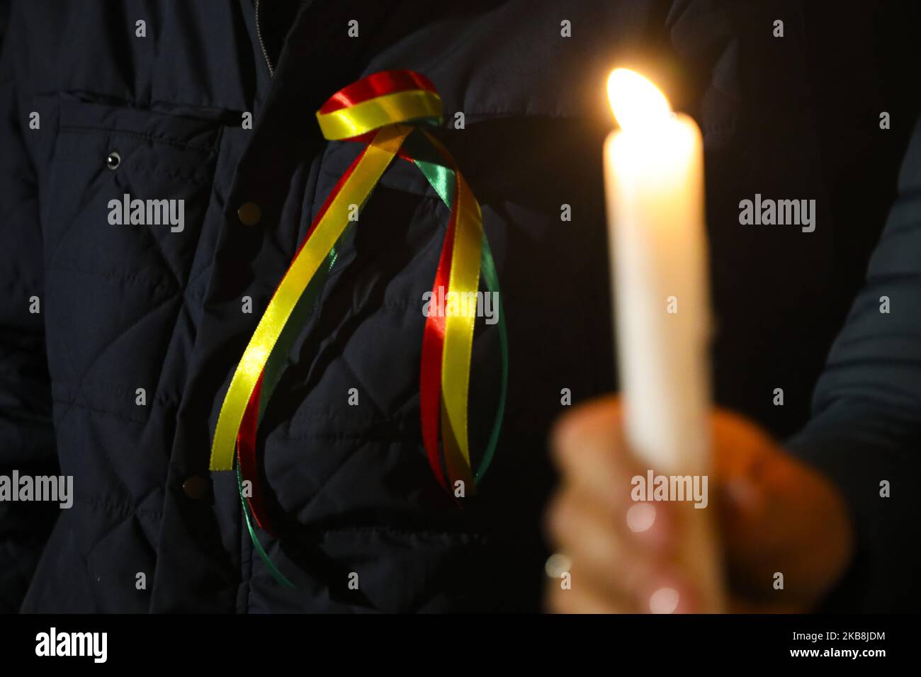 Anhänger bekunden ihre Solidarität mit dem kurdischen Volk während eines Protestes "erhebt euch für Rojava" vor dem US-Generalkonsulat in Krakau, Polen, am 18. Oktober 2019. Nachdem die USA letzte Woche ihre Truppen aus der syrischen Grenzregion zurückgezogen hatten, begann das türkische Militär mit dem Angriff auf Kurden. (Foto von Beata Zawrzel/NurPhoto) Stockfoto