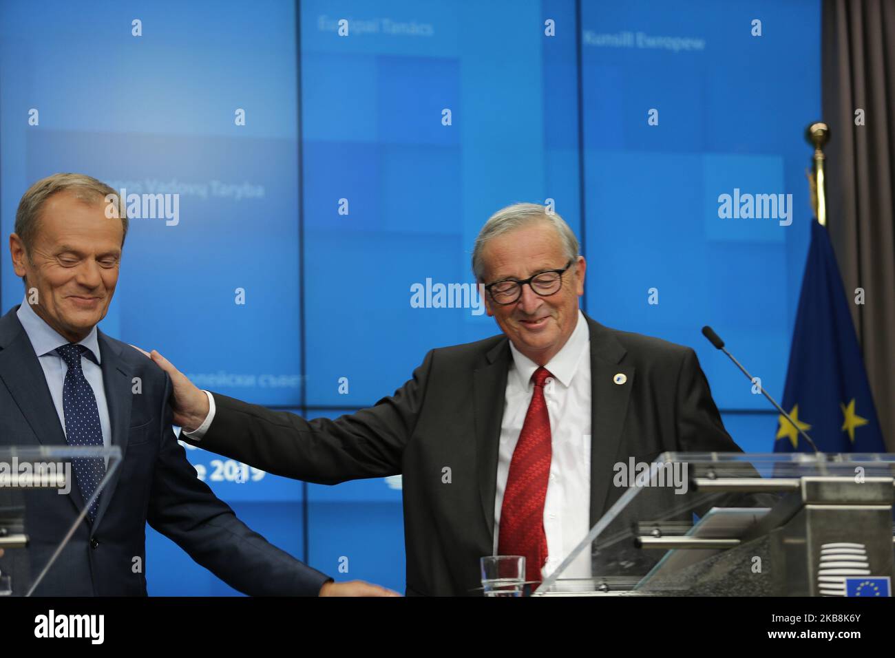 Donald Tusk, Präsident des Europäischen Rates, und Jean Claude Juncker, Präsident der Europäischen Kommission, während einer Pressekonferenz - Medienbriefing-Erklärung zu Brexit und Artikel 50 während des Europäischen Rates, EU-Spitzenpolitiker-Gipfeltreffens am 17. Oktober 2019. Juncker machte eine Handbewegung gegen Tusk und sagte, dass die 48 % der britischen Wähler, die für den EU-Aufenthalt gestimmt haben, Recht hätten. Die Verhandlungsführer der EU und Großbritanniens hatten sich am frühen Tag in Brüssel, Belgien, auf den Austritt des Vereinigten Königreichs aus der EU geeinigt. (Foto von Nicolas Economou/NurPhoto) Stockfoto