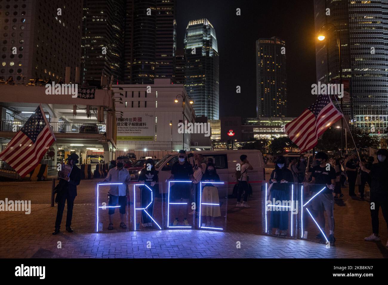 Während eines regierungsfeindlichen Protestes in Hongkong, China, am 19. Oktober 2019, werden Demonstranten gesehen, die die Lichtschilder von Free HK hochhielten. Seit Monaten gehen in Hongkong prodemokratische Demonstranten auf die Straße. (Foto von Vernon Yuen/NurPhoto) Stockfoto