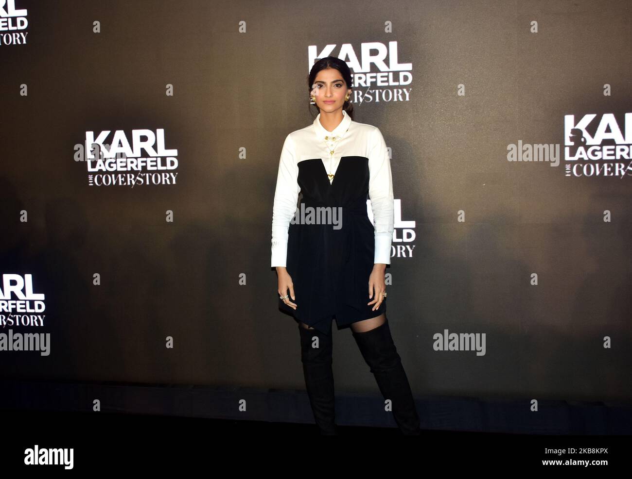 Sonam Kapoor Ahuja wurde während der Markteinführung der berühmten französischen Marke „Karl Lagerfeld“ für „Cover Story“ im Hotel Trident Nariman Point am 18. Oktober 2019 in Mumbai gesehen. Karl Lagerfeld und Cover Story lancieren eine Sonderedition für indische Modeliebhaber. (Foto von Azhar Khan/NurPhoto) Stockfoto