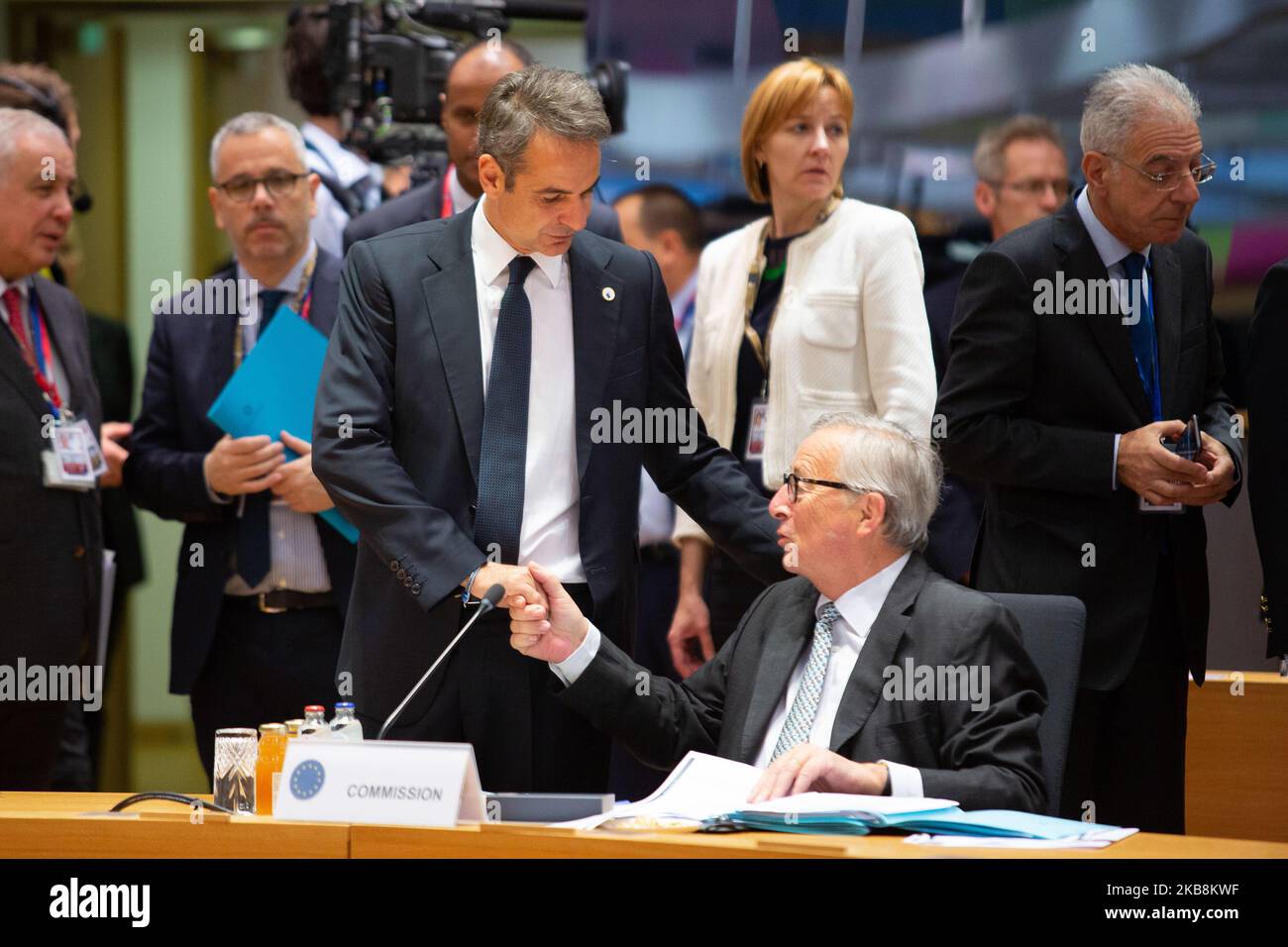 Jean Claude Juncker, Präsident der Europäischen Kommission, begrüßt mit einem Händedruck Kyriakos Mitsotakis, den griechischen Premierminister. Die europäischen Staats- und Regierungschefs sprechen am zweiten Tag des EU-Spitzenpolitikgipfels ohne den britischen Premierminister Boris Johnson am 18. Oktober 2019 in Brüssel, Belgien, vor den Gesprächen am Runden Tisch. Die Verhandlungsführer der EU und des Vereinigten Königreichs kündigten eine Einigung über den Austritt des Vereinigten Königreichs aus der Europäischen Union, den Brexit, an. (Foto von Nicolas Economou/NurPhoto) Stockfoto