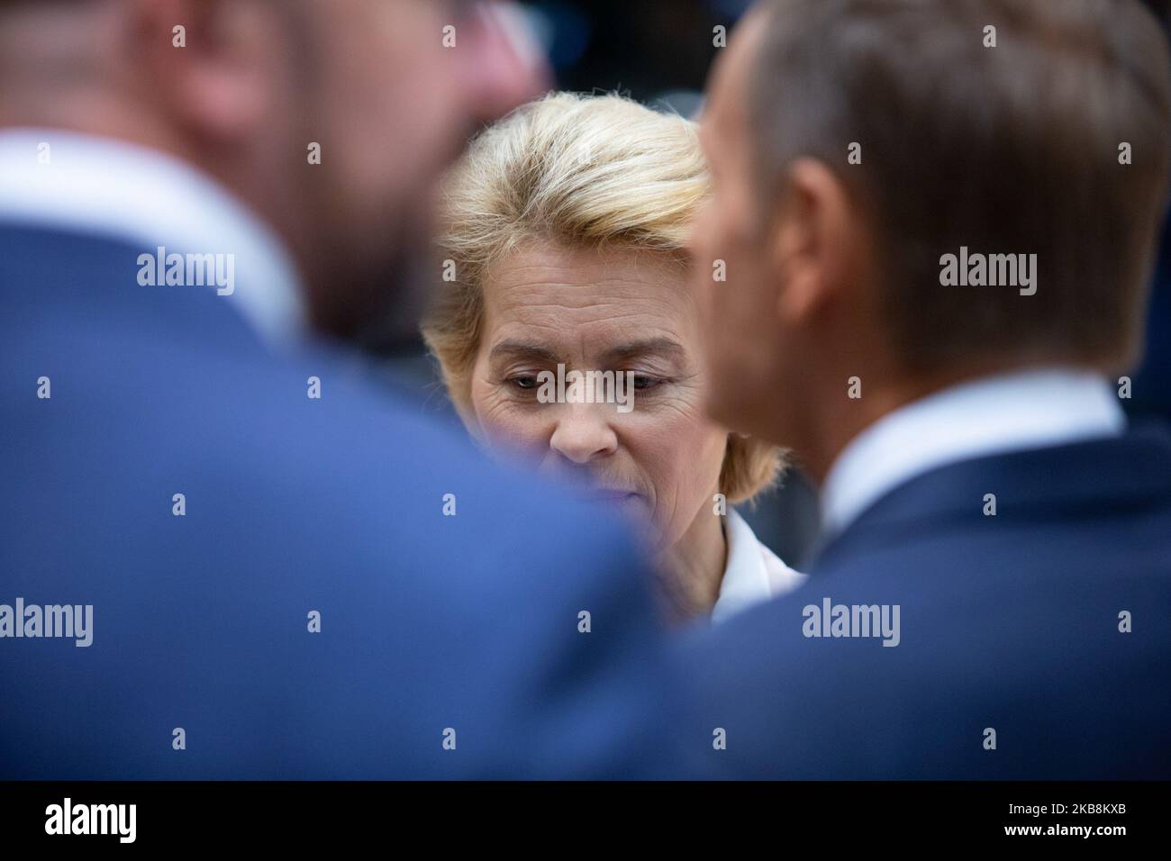 Ursula von der Leyen, designierte Präsidentin der Europäischen Kommission aus der Sicht von Donald Tusk und Charles Michel. Die europäischen Staats- und Regierungschefs sprechen am zweiten Tag des EU-Spitzenpolitikgipfels ohne den britischen Premierminister Boris Johnson am 18. Oktober 2019 in Brüssel, Belgien, vor den Gesprächen am Runden Tisch. Die Verhandlungsführer der EU und des Vereinigten Königreichs kündigten eine Einigung über den Austritt des Vereinigten Königreichs aus der Europäischen Union, den Brexit, an. (Foto von Nicolas Economou/NurPhoto) Stockfoto