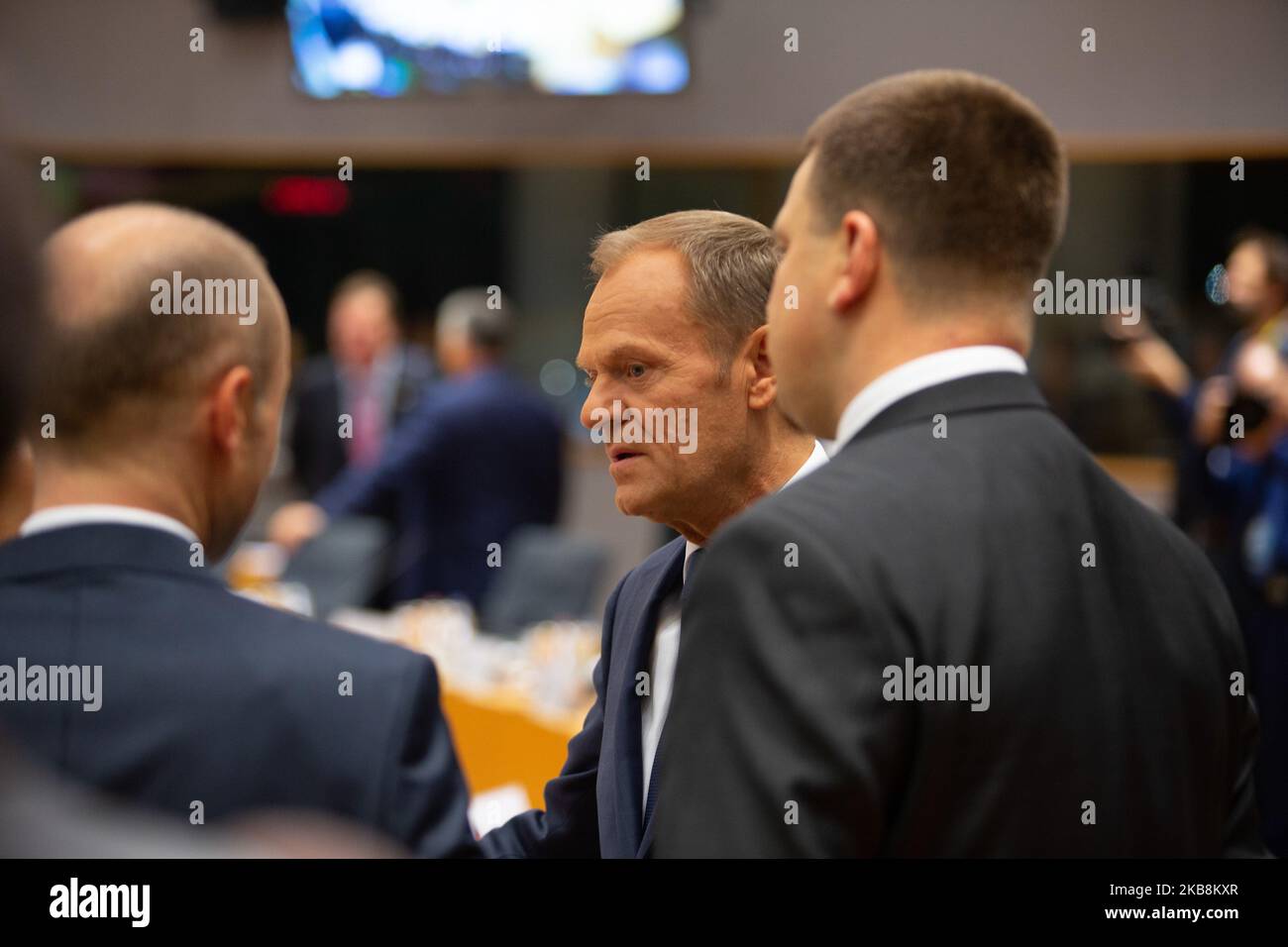 BRÜSSEL, BELGIEN - 18. OKTOBER 2019. Die designierte Präsidentin der Europäischen Kommission Ursula Gertrud von der Leyen spricht mit dem Präsidenten des Europäischen Rates Donald Franciszek Tusk und dem estnischen Ministerpräsidenten Juri Ratas. Die europäischen Staats- und Regierungschefs sprechen am zweiten Tag des EU-Spitzenpolitikgipfels ohne den britischen Premierminister Boris Johnson am 18. Oktober 2019 in Brüssel, Belgien, vor den Gesprächen am Runden Tisch. Die Verhandlungsführer der EU und des Vereinigten Königreichs kündigten eine Einigung über den Austritt des Vereinigten Königreichs aus der Europäischen Union, den Brexit, an. (Foto von Nicolas Economou/NurPhoto) Stockfoto