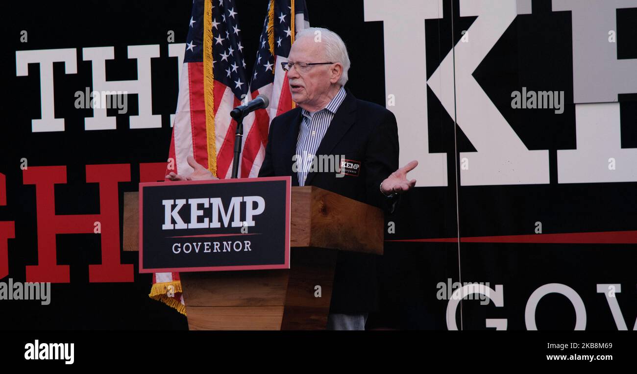 Atlanta, Georgia, USA. 3.. November 2022. Der ehemalige Kongressabgeordnete und Bundesanwalt Bob Barr aus Georgien spricht bei einer Kundgebung für den republikanischen Gouverneur von Georgien, Brian Kemp, nur wenige Tage vor der Entscheidung über die Zwischenwahlen an das Publikum. (Bild: © John Arthur Brown/ZUMA Press Wire) Stockfoto