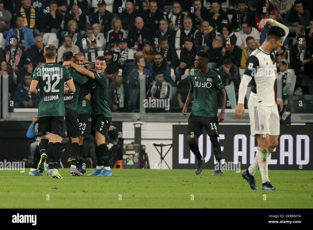 Larangeira Danilo vom FC Bologna feiert mit seinen Teamkollegen das HIS-Tor während des Serie-A-Spiels zwischen Juventus und dem FC Bologna am 19. Oktober 2019 im Allianz-Stadion in Turin, Italien. (Foto von Giuseppe Cottini/NurPhoto) Stockfoto