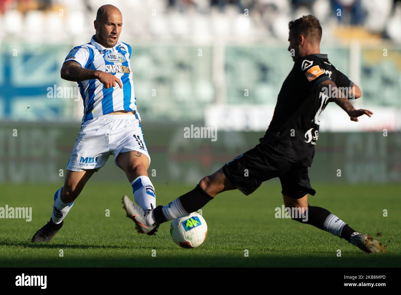 Cristian Galano von Pescara Calcio 1936 und Federico Ricci von Spezia Calcio 1906 kämpfen während des Spiels der italienischen Serie B 2019/2020 zwischen Pescara Calcio 1936 und Spezia Calcio 1906 im Stadio Adriatico Giovanni Cornacchia am 19. Oktober 2019 in Pescara, Italien, um den Ball. (Foto von Danilo Di Giovanni/NurPhoto) Stockfoto