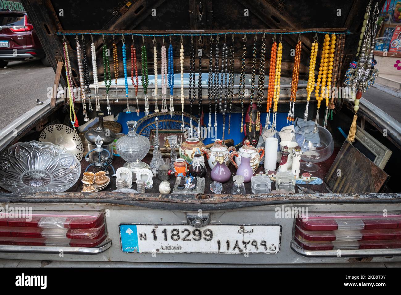 Gebetsperlen, Keramik und gebrauchte Vintage-Neuheiten werden am 12. Oktober 2019 aus dem Kofferraum eines Autos im Stadtteil Hamra von Beirut im Libanon verkauft. (Foto von Diego Cupolo/NurPhoto) Stockfoto