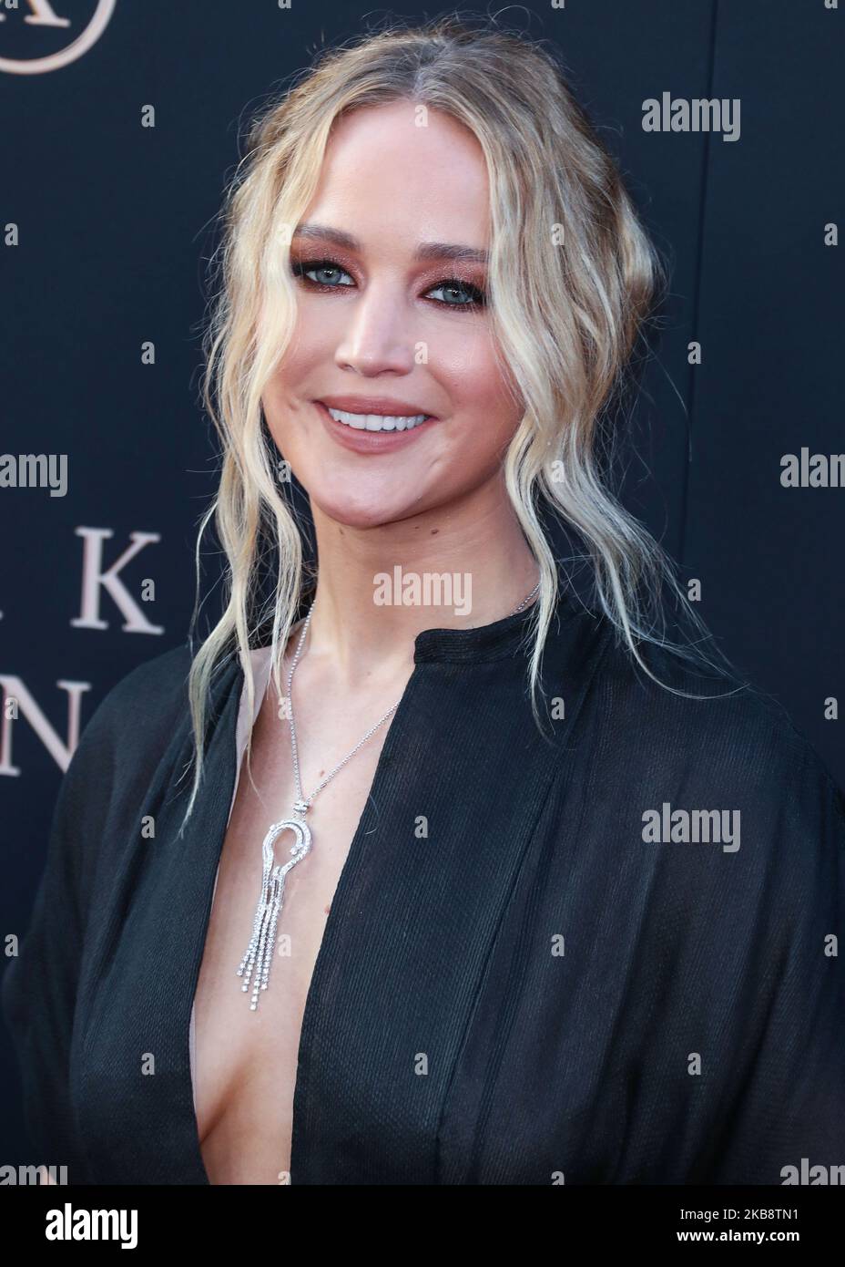 (Datei) Jennifer Lawrence heiratet Cooke Maroney. Jennifer Lawrence und Cooke Maroney banden den Knoten Samstag Nacht in Belcourt von Newport, ein ziemlich spektakulär Rhode-island Mansion. Unter den Gästen waren Ashley Olsen, Kris Jenner, Emma Stone, Corey Gamble, Cameron Diaz, Nicole Richie und Sienna Miller. HOLLYWOOD, LOS ANGELES, Kalifornien, USA - Juni 04: Schauspielerin Jennifer Lawrence trägt ein Kleid von Dior und Niwaka Schmuck kommt an der Los Angeles Premiere von Twentieth Century Fox's 'Dark Phoenix' an der TCL Chinese Theater IMAX am 4. Juni 2019 in Hollywood, Los Angeles, Kalifornien, USA. ( Stockfoto