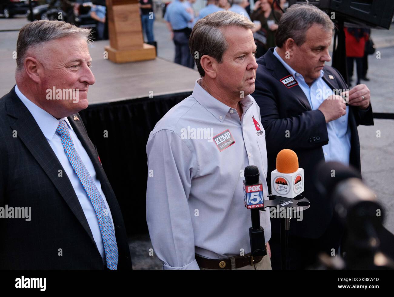 Atlanta, Georgia, USA. 3.. November 2022. Der Gouverneur von Georgia, Brian Kemp, wird von John F. King, dem für Sicherheit und Sicherheit zuständigen Kommissar von Georgia, und Chris Christie, dem ehemaligen Gouverneur von New Jersey, flankiert und hält eine Pressekonferenz ab, nachdem er sich bei einer Kundgebung in Atlanta an das Publikum wendet. Die Kundgebung fand nur wenige Tage vor der Entscheidung über die Zwischenwahlen in Georgien statt (Foto: © John Arthur Brown/ZUMA Press Wire) Stockfoto