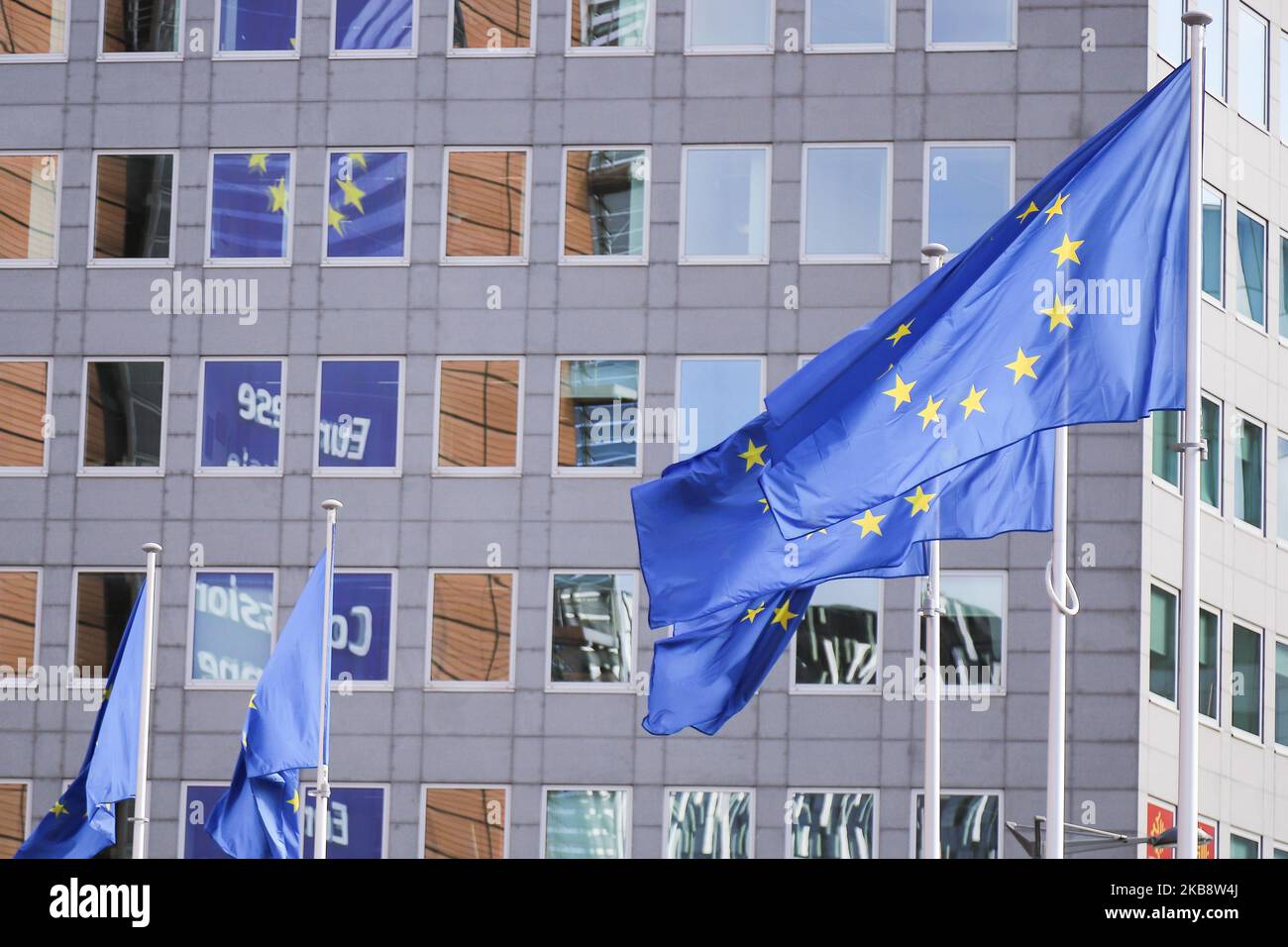 Flaggen von Europa oder Europäische Flagge ist das Symbol des Europarats Coe und der Europäischen Union EU wie in der belgischen Hauptstadt Brüssel vor modernen Architektur hohe Gebäude mit Glas und Stahl Konstruktion das Le Berlaymont Gebäude, Sitz der Europäischen Kommission gesehen. 17. Oktober 2019 - Brüssel, Belgien (Foto von Nicolas Economou/NurPhoto) Stockfoto