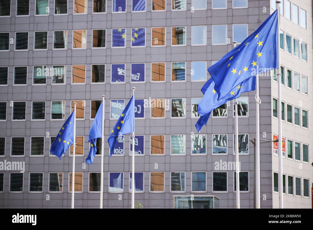 Flaggen von Europa oder Europäische Flagge ist das Symbol des Europarats Coe und der Europäischen Union EU wie in der belgischen Hauptstadt Brüssel vor modernen Architektur hohe Gebäude mit Glas und Stahl Konstruktion das Le Berlaymont Gebäude, Sitz der Europäischen Kommission gesehen. 17. Oktober 2019 - Brüssel, Belgien (Foto von Nicolas Economou/NurPhoto) Stockfoto