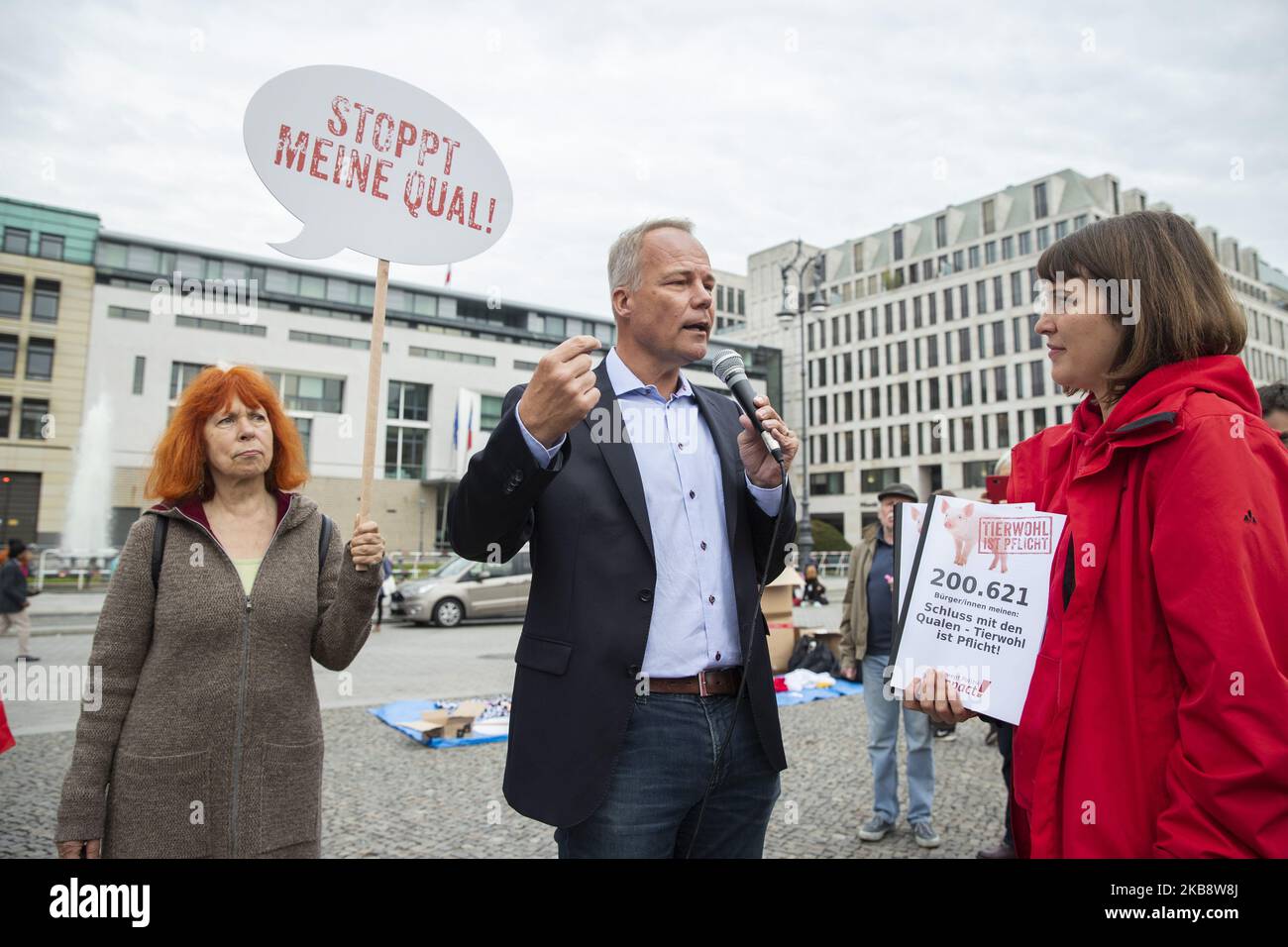 Campact-Aktivisten protestieren für die Einführung eines effizienteren Tierwohlslabels und überbringen am 21. Oktober 2019 vor dem Brandenburger Tor in Berlin eine Petition mit über 200,000 Unterschriften an den SPD-Politiker Matthias Miersch (Foto: Emmanuele Contini/NurPhoto) Stockfoto