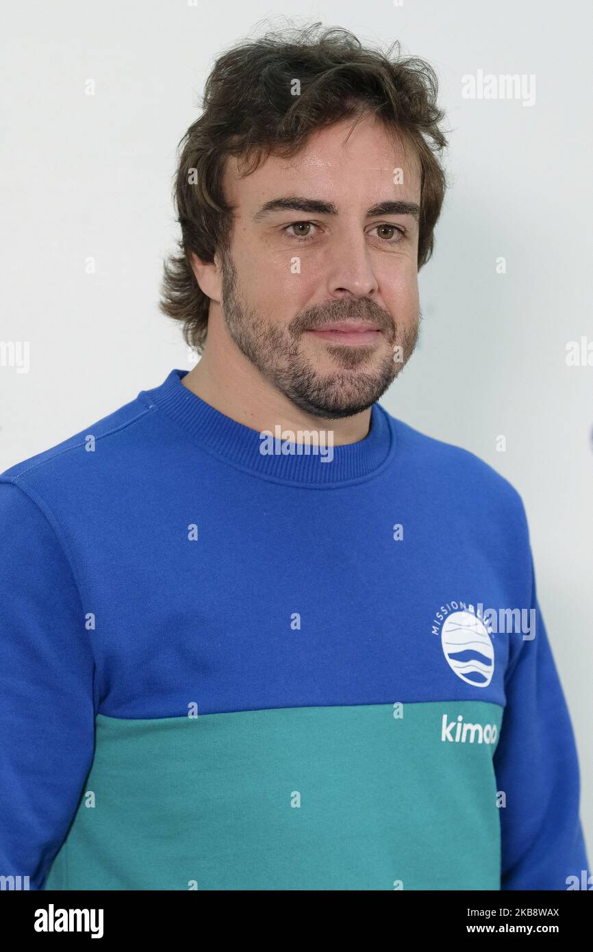 Der spanische Fahrer Fernando Alonso, zweimaliger Weltmeister im F-1, posiert für die Fotografen, als er am 21. Oktober 2019 das Projekt „Mission Blue x Kimoa“ in der eBay-Zentrale in Madrid, Spanien, vorstellt. Laut der offiziellen Website inspiriert Mission Blue zum Erforschen und Schützen des Ozeans. Unter der Leitung der legendären Ozeanografin Dr. Sylvia Earle bündelt Mission Blue eine globale Koalition, um das öffentliche Bewusstsein, den Zugang und die Unterstützung für ein weltweites Netzwerk von Meeresschutzgebieten zu fördern. (Foto von Oscar Gonzalez/NurPhoto) Stockfoto