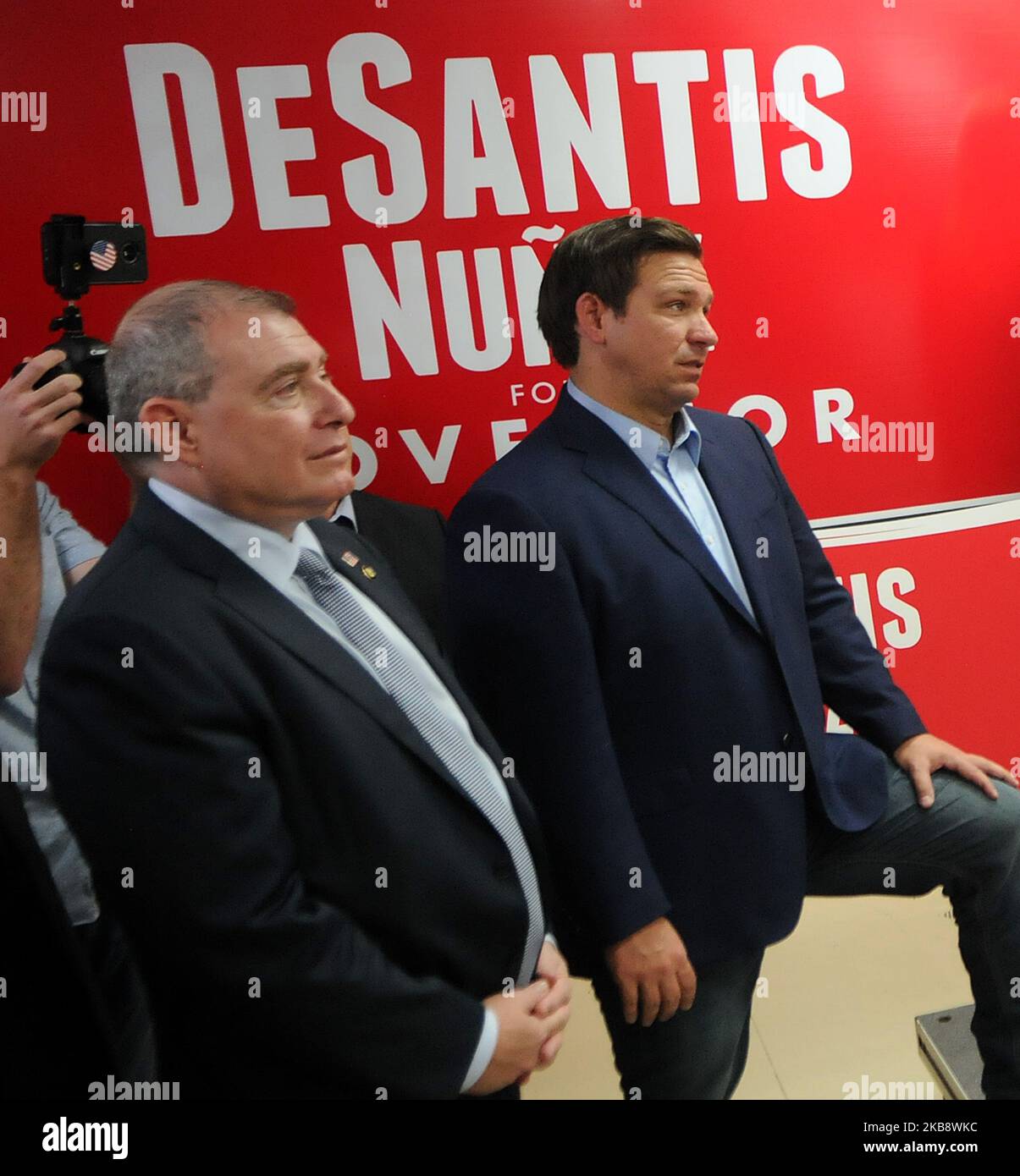 In dieser Datei Foto, Rudy Giuliani Associate Lev Parnas (links), der für die Verletzung der Kampagne Finanzgesetze angeklagt wurde, wird auf einer Wahlkampfveranstaltung für Florida Gouverneur Ron DeSantis (rechts) am 4. November 2018 in South Daona, Florida gesehen. (Foto von Paul Hennessy/NurPhoto) Stockfoto