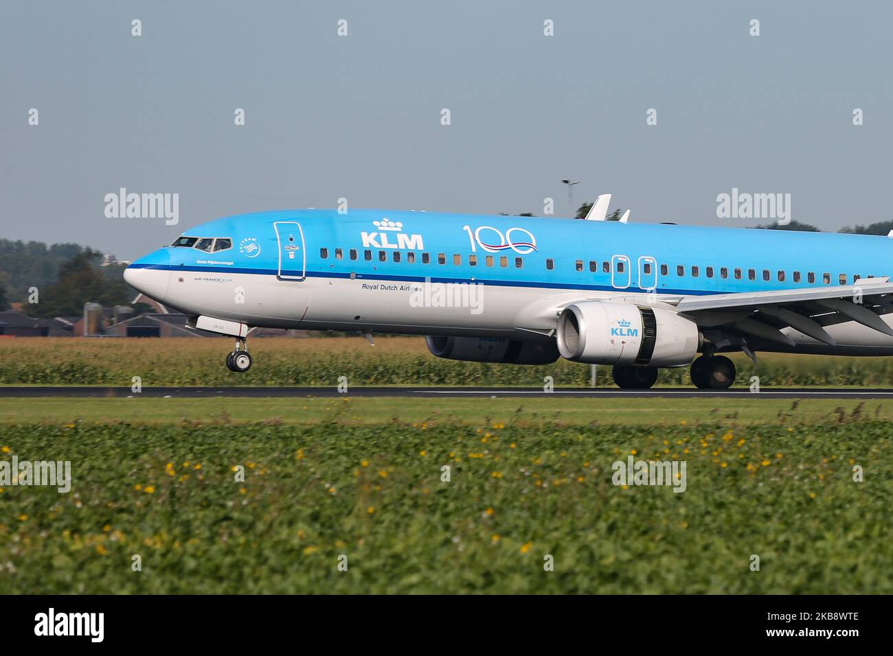 KLM Royal Dutch Airlines Boeing 737-800-Flugzeuge bei der endgültigen Landung auf dem internationalen Flughafen Amsterdam Schiphol AMS EHAM in den Niederlanden. Das B737-Personen-Flugzeug hat die Registrierung PH-BCB, 2x CFMI CFM56 Düsenmotoren, den Namen Grote Pijlstormvogel / Great Shearwater und einen Aufkleber zum 100-jährigen Jubiläum der Fluggesellschaft. KLM Royal Dutch Airlines, rechtlich Koninklijke Luchtvaart Maatschappij N.V. ist die älteste Fluggesellschaft der Welt, Mitglied der SkyTeam-Luftfahrtallianz und gehört zur Air France-KLM-Gruppe. (Foto von Nicolas Economou/NurPhoto) Stockfoto