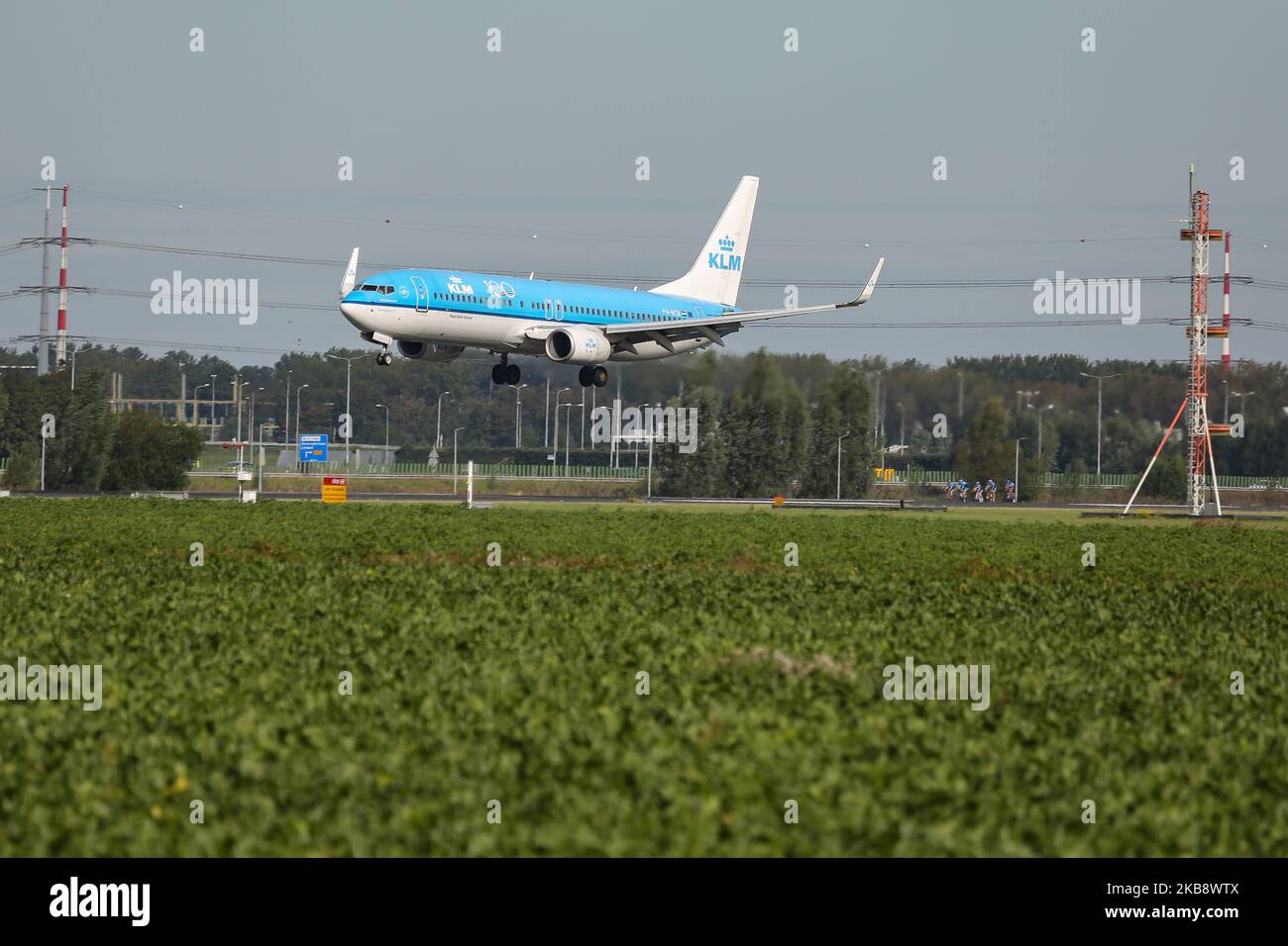 KLM Royal Dutch Airlines Boeing 737-800-Flugzeuge bei der endgültigen Landung auf dem internationalen Flughafen Amsterdam Schiphol AMS EHAM in den Niederlanden. Das B737-Personen-Flugzeug hat die Registrierung PH-BCB, 2x CFMI CFM56 Düsenmotoren, den Namen Grote Pijlstormvogel / Great Shearwater und einen Aufkleber zum 100-jährigen Jubiläum der Fluggesellschaft. KLM Royal Dutch Airlines, rechtlich Koninklijke Luchtvaart Maatschappij N.V. ist die älteste Fluggesellschaft der Welt, Mitglied der SkyTeam-Luftfahrtallianz und gehört zur Air France-KLM-Gruppe. (Foto von Nicolas Economou/NurPhoto) Stockfoto