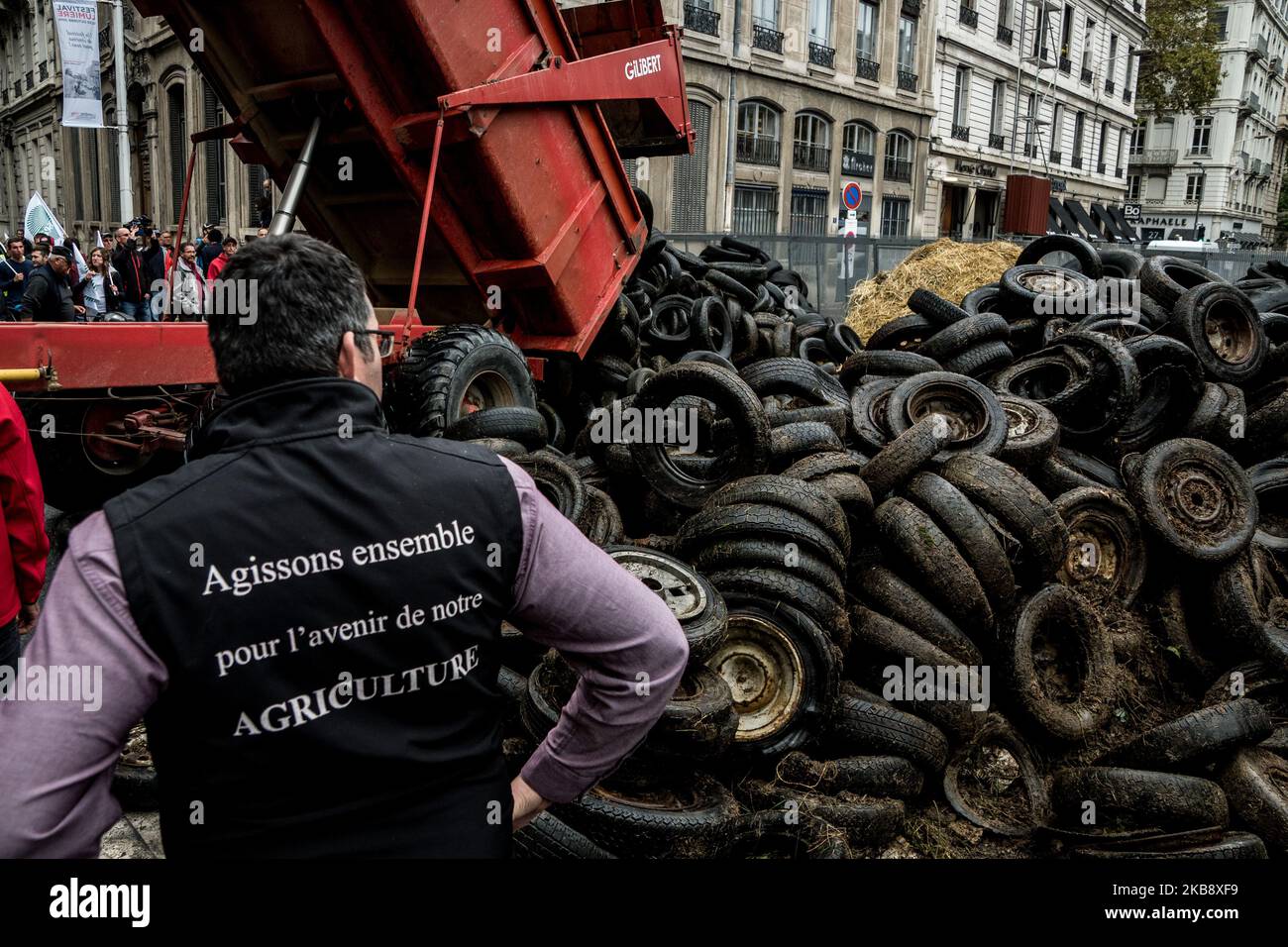 Die Bauern nehmen am 22. Oktober 2019 außerhalb der Präfektur Lyon, im mittelöstlichen Frankreich, an einem Protest Teil, der von den Junglandwirten (ja) und der Föderation der Bauernverbände (FNSEA) gegen internationale Handelsabkommen, unlauteren Wettbewerb und Agribashing organisiert wurde. (Foto von Nicolas Liponne/NurPhoto) Stockfoto