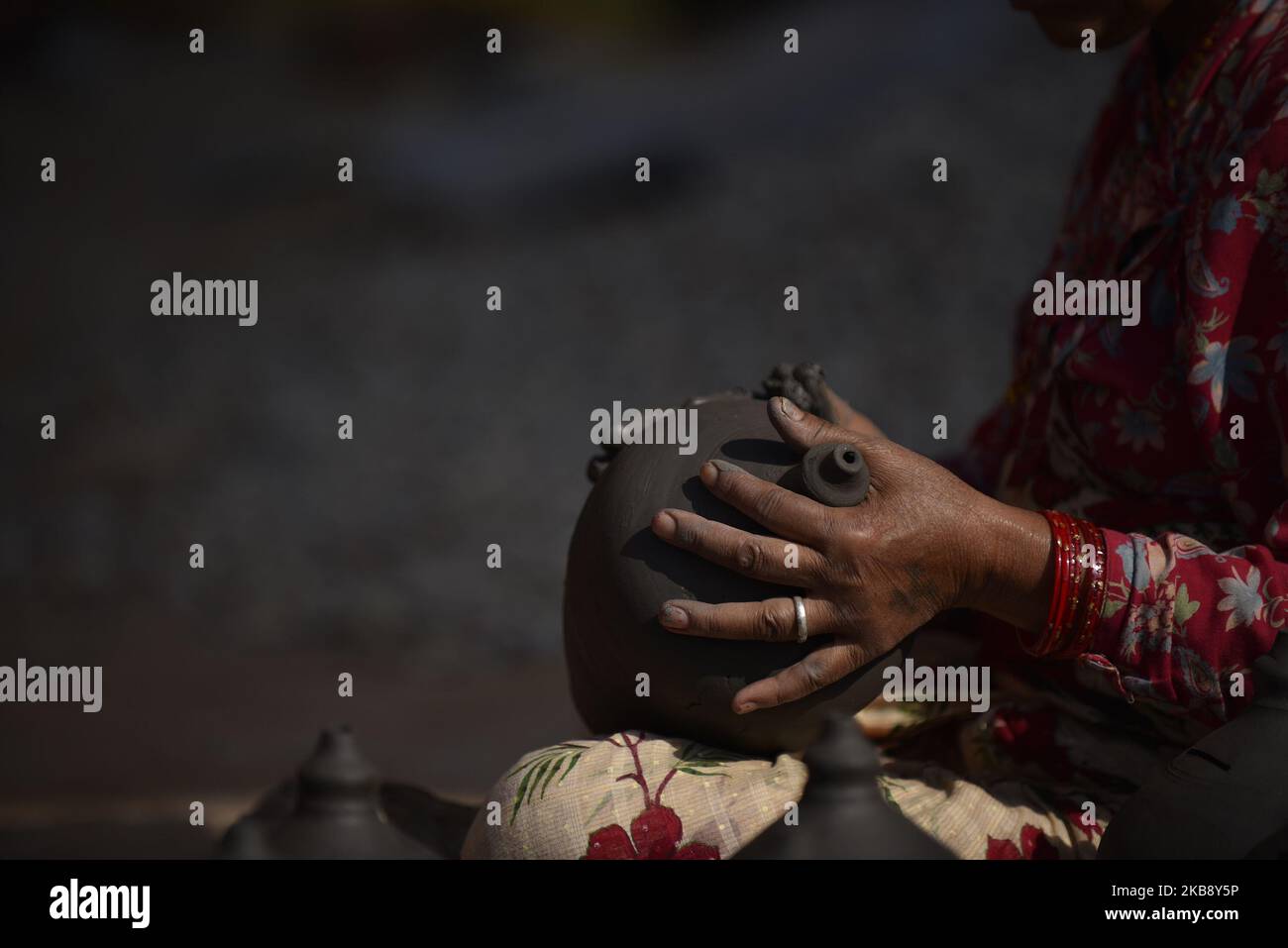 Eine Frau, die Tontopf in ihrer Werkstatt am Pottery Square, Bhaktapur, Nepal, am Dienstag, den 22. Oktober 2019, herstellte. Nepalese Potter arbeitet an ihrer traditionellen Töpferei in kleinem Maßstab in Bhaktapur, Nepal. Bhaktapur ist eine alte Stadt im Kathmandu Valley und wird aufgrund seiner reichen Kultur, Tempel und Holz-, Metall- und Steinkunst von der UNESCO zum Weltkulturerbe erklärt. (Foto von Narayan Maharjan/NurPhoto) Stockfoto
